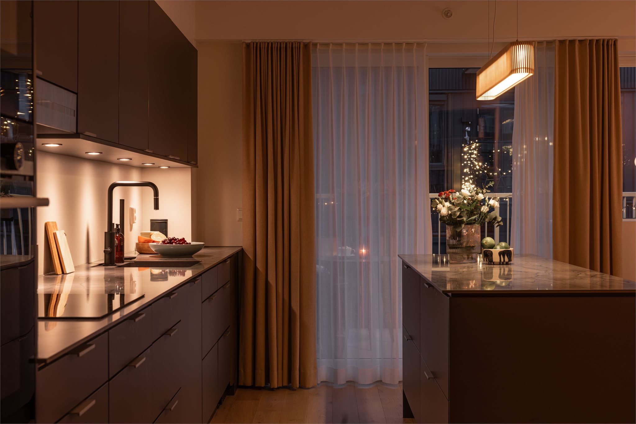 På kveldstid skaper dimbar belysning en lun og behagelig atmosfære.