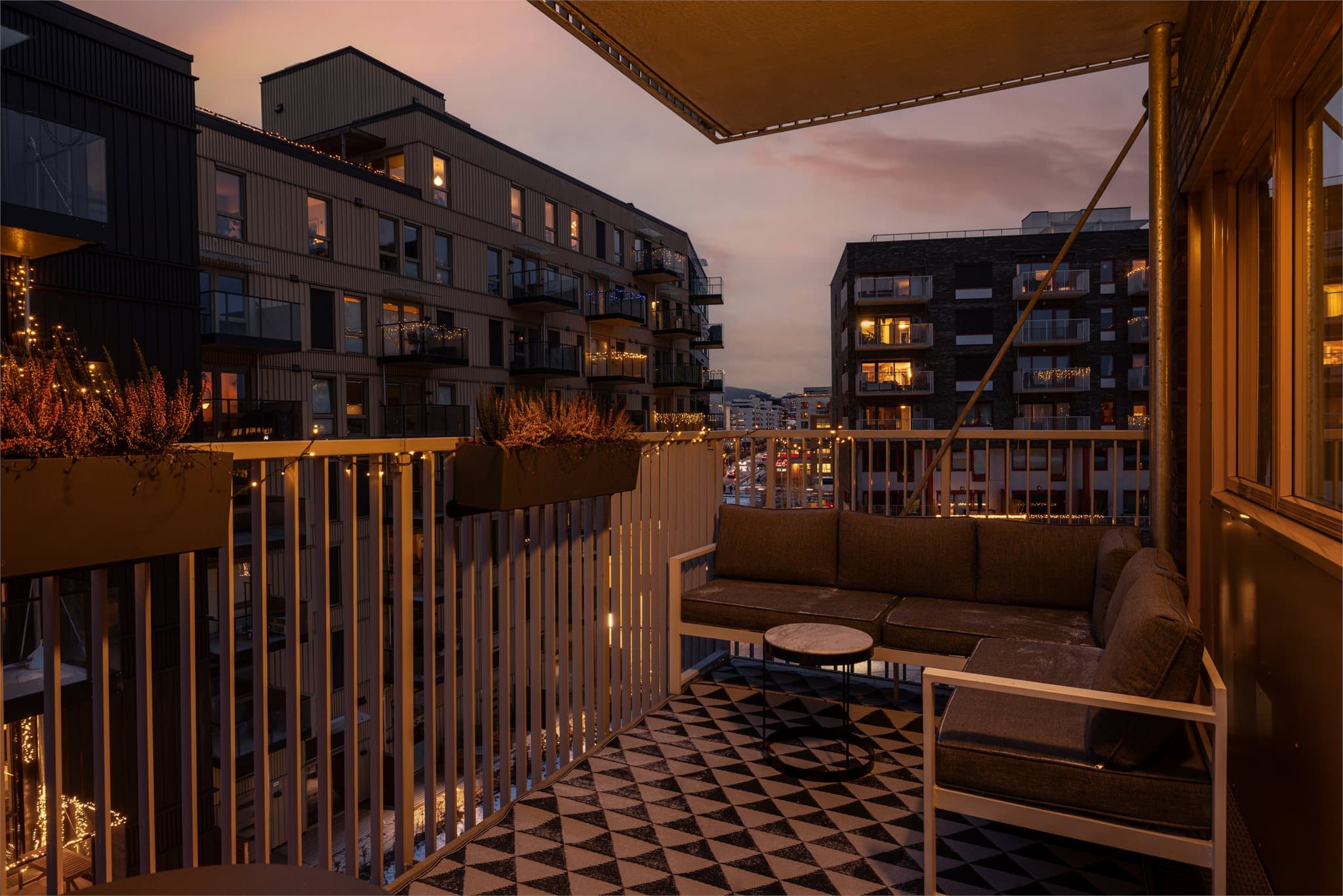 Det er utgang til en nordvestvendt balkong på 9m².