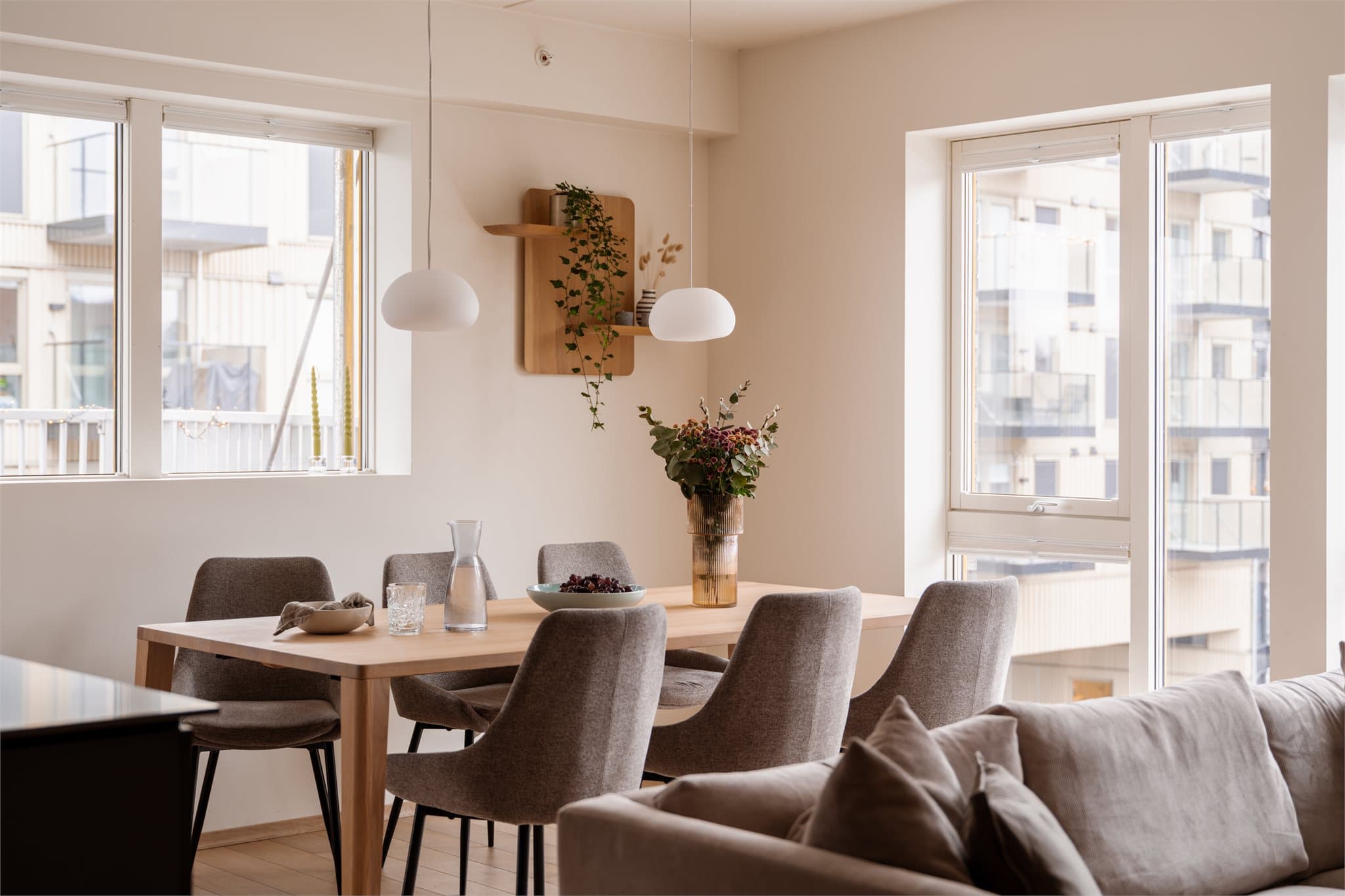 Planløsningen byr på gode soner med plass til både spiseplass og sofagruppe.