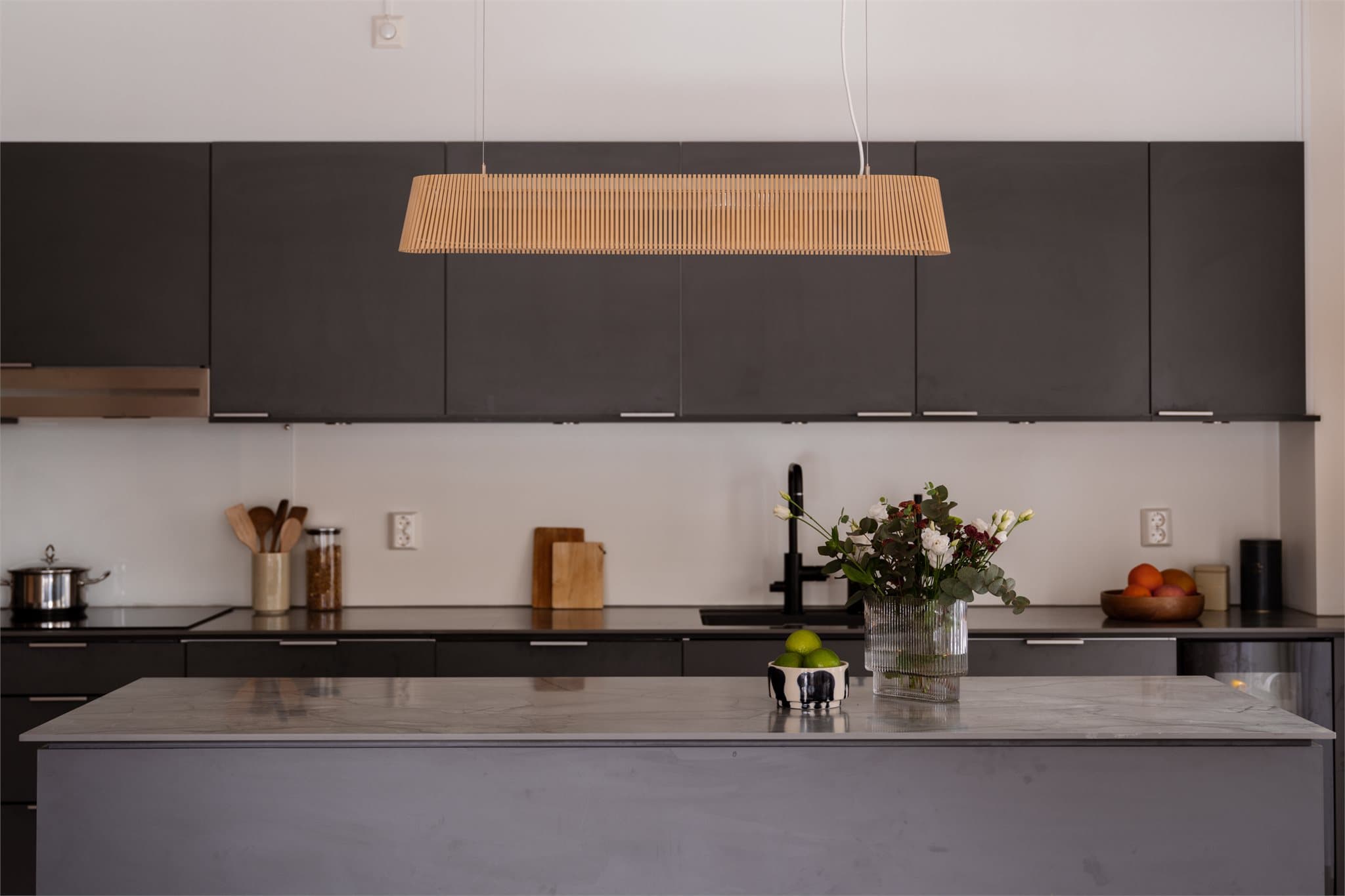 Kjøkkenet, med den store øya, er leilighetens midtpunkt og sosiale arena.