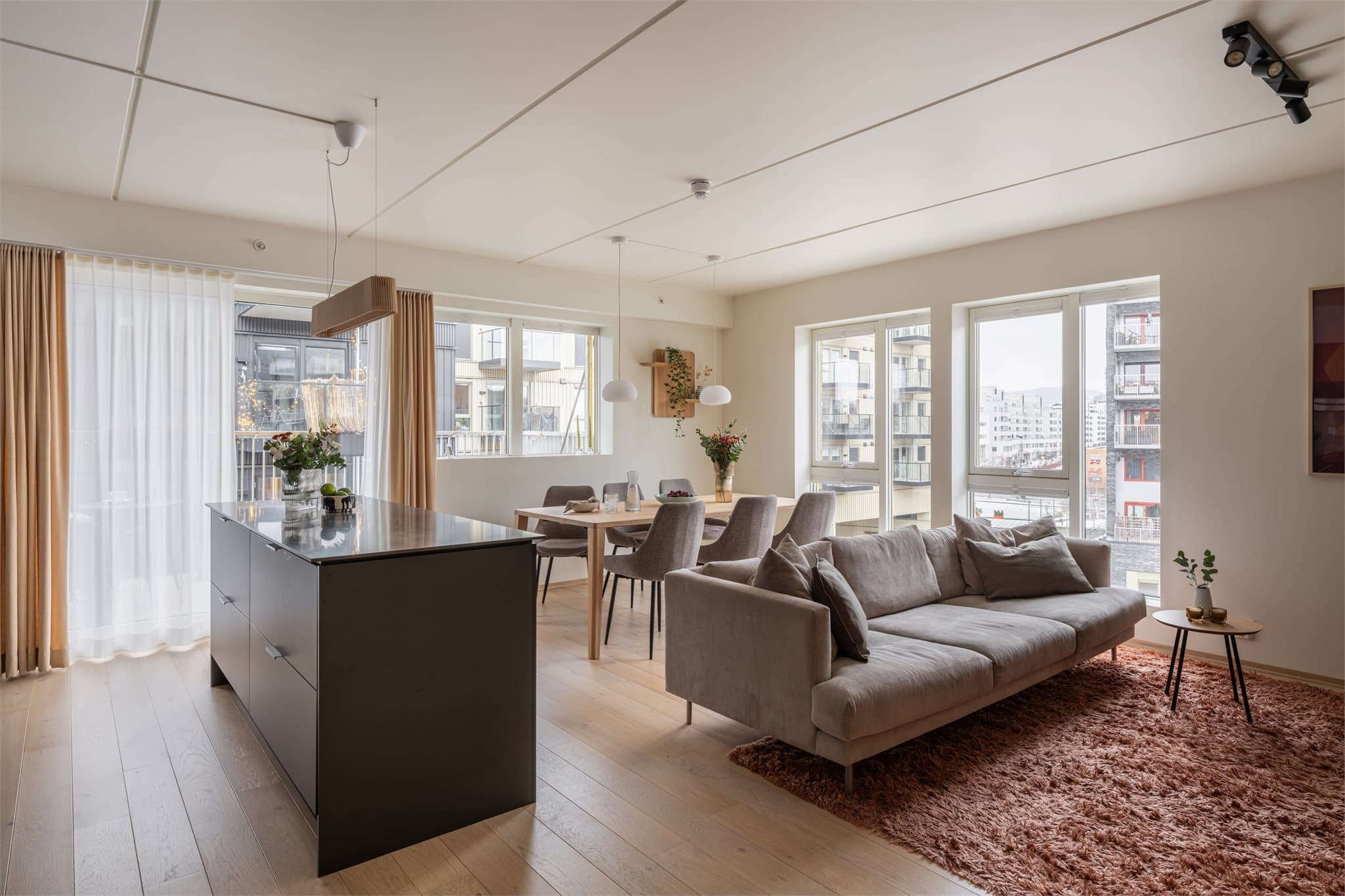 Leiligheten har en attraktiv hjørnebeliggenhet som gir ekstra gode lysforhold.