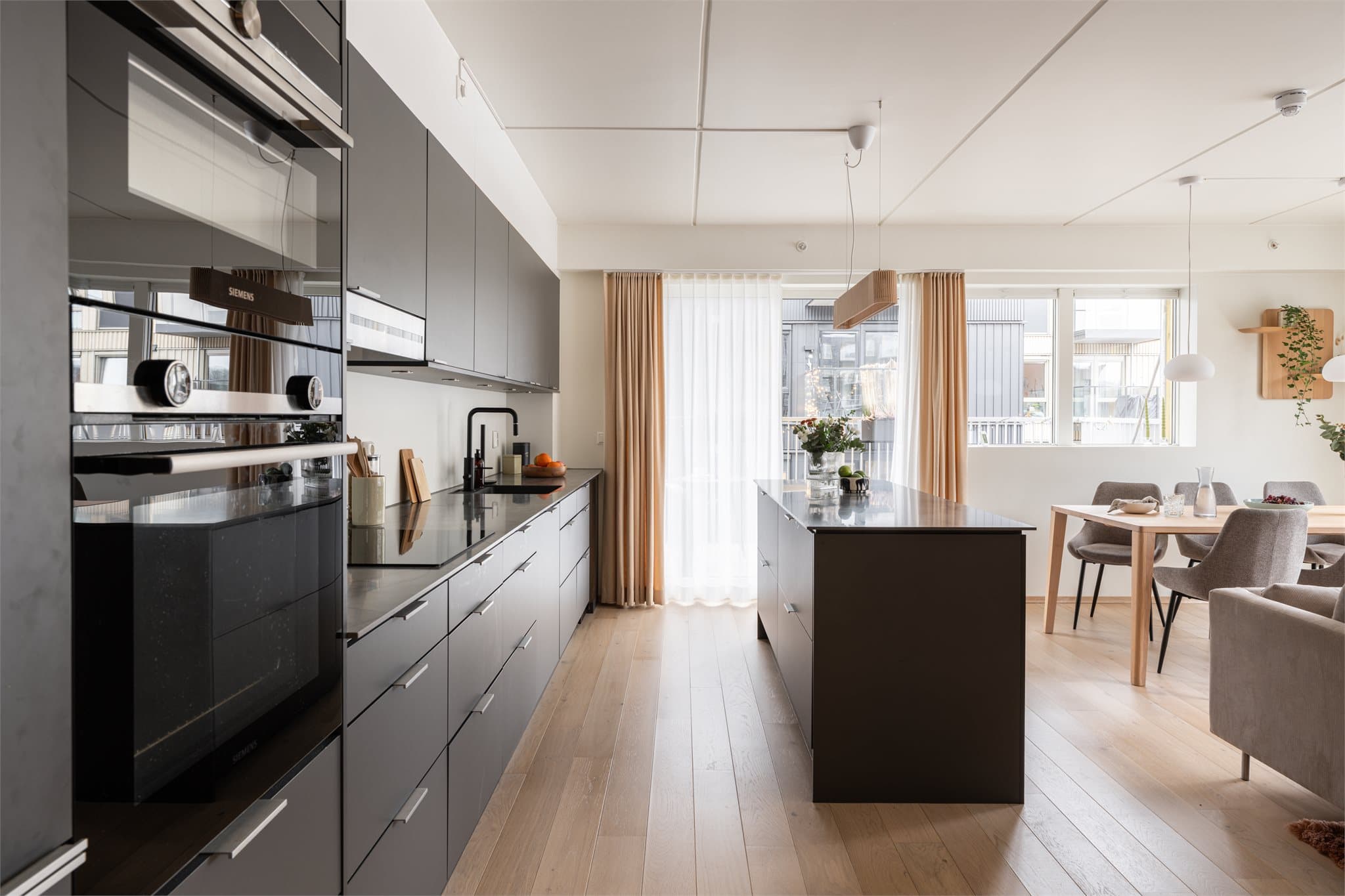 Et luftig og innbydende allrom med gode møbleringsmuligheter.