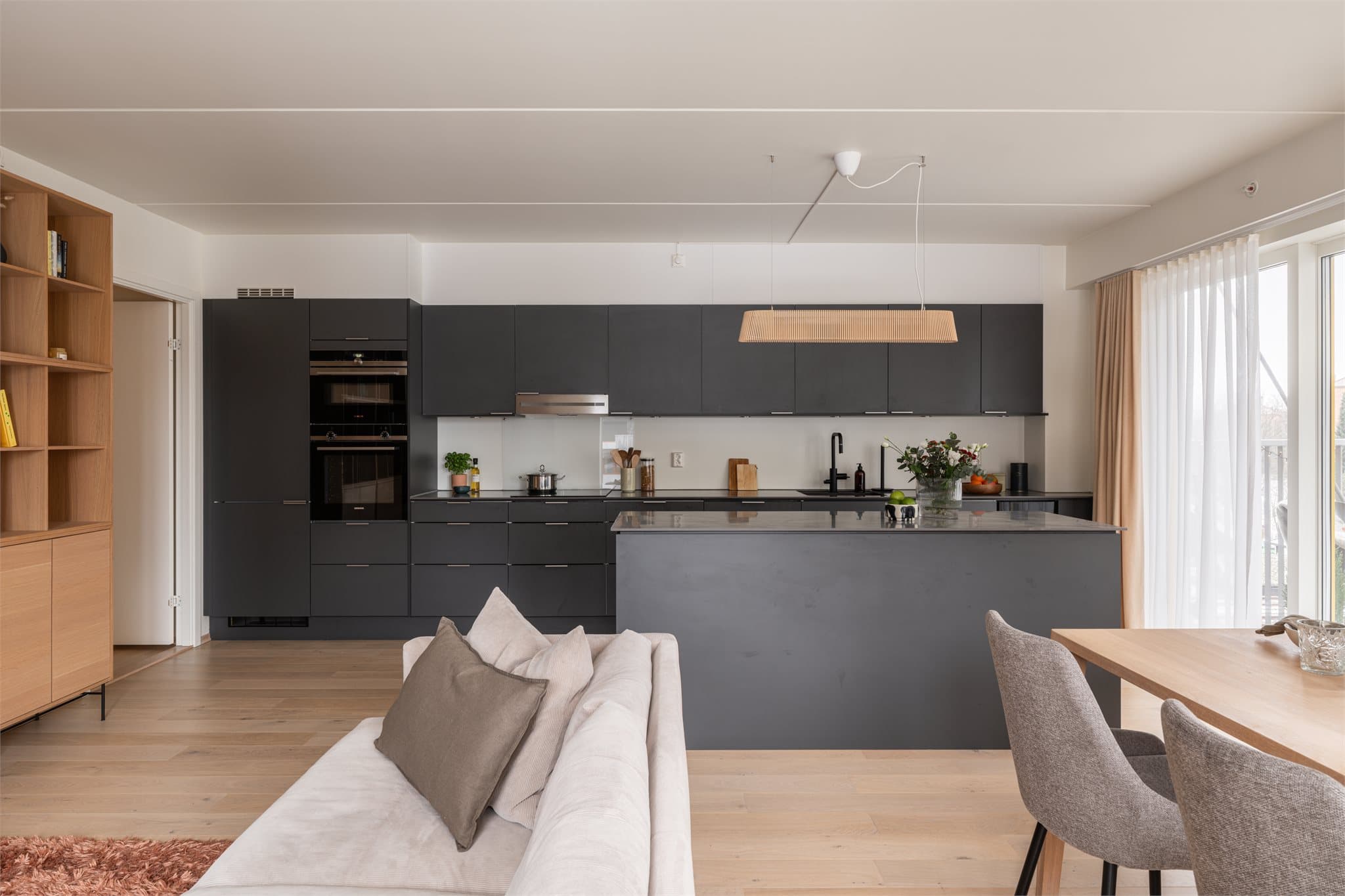 Stort, oppgradert kjøkken med svært god plass i både skuffer og skap.