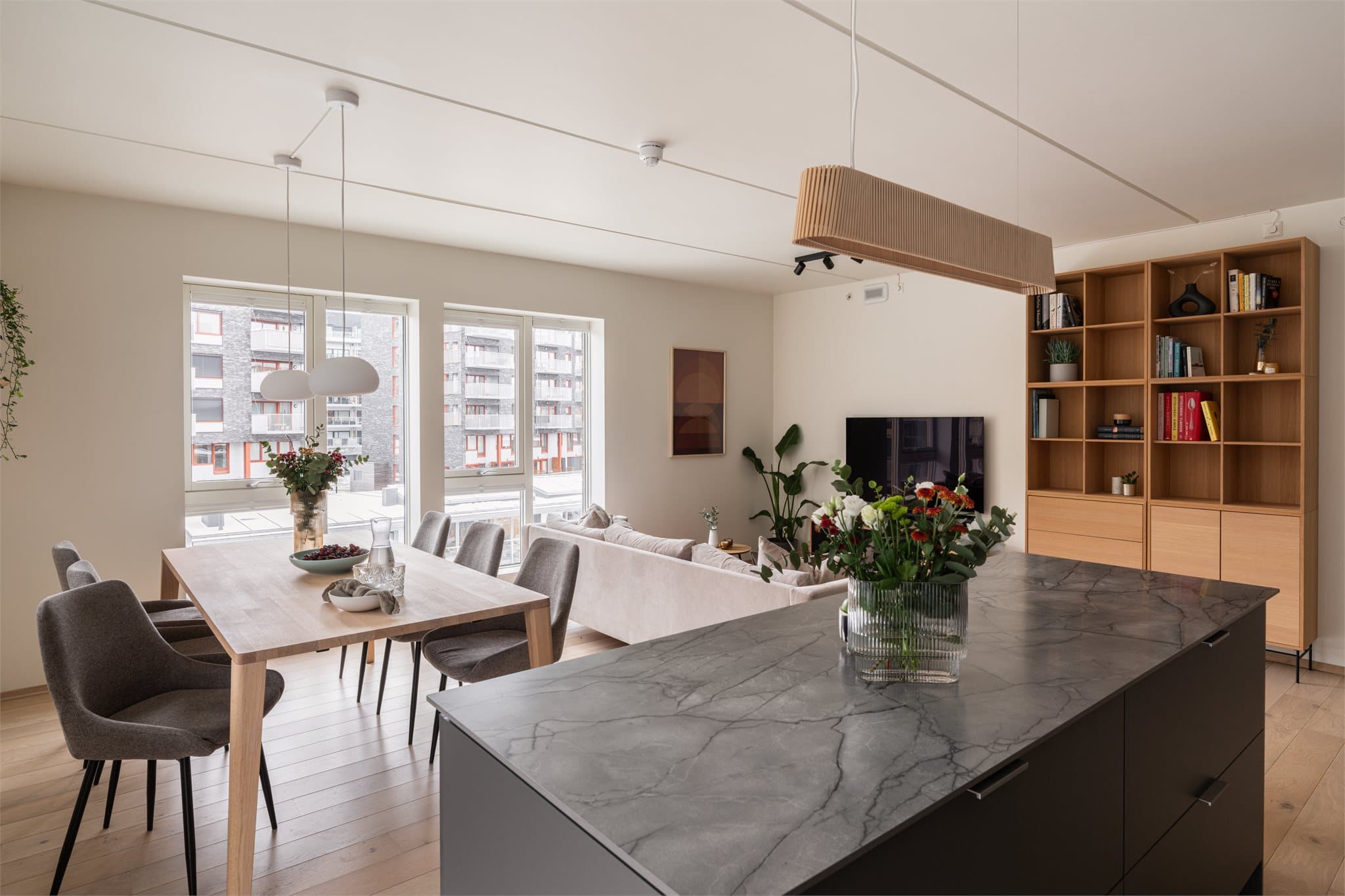 Leiligheten varmes opp med vannbåren gulvvarme.