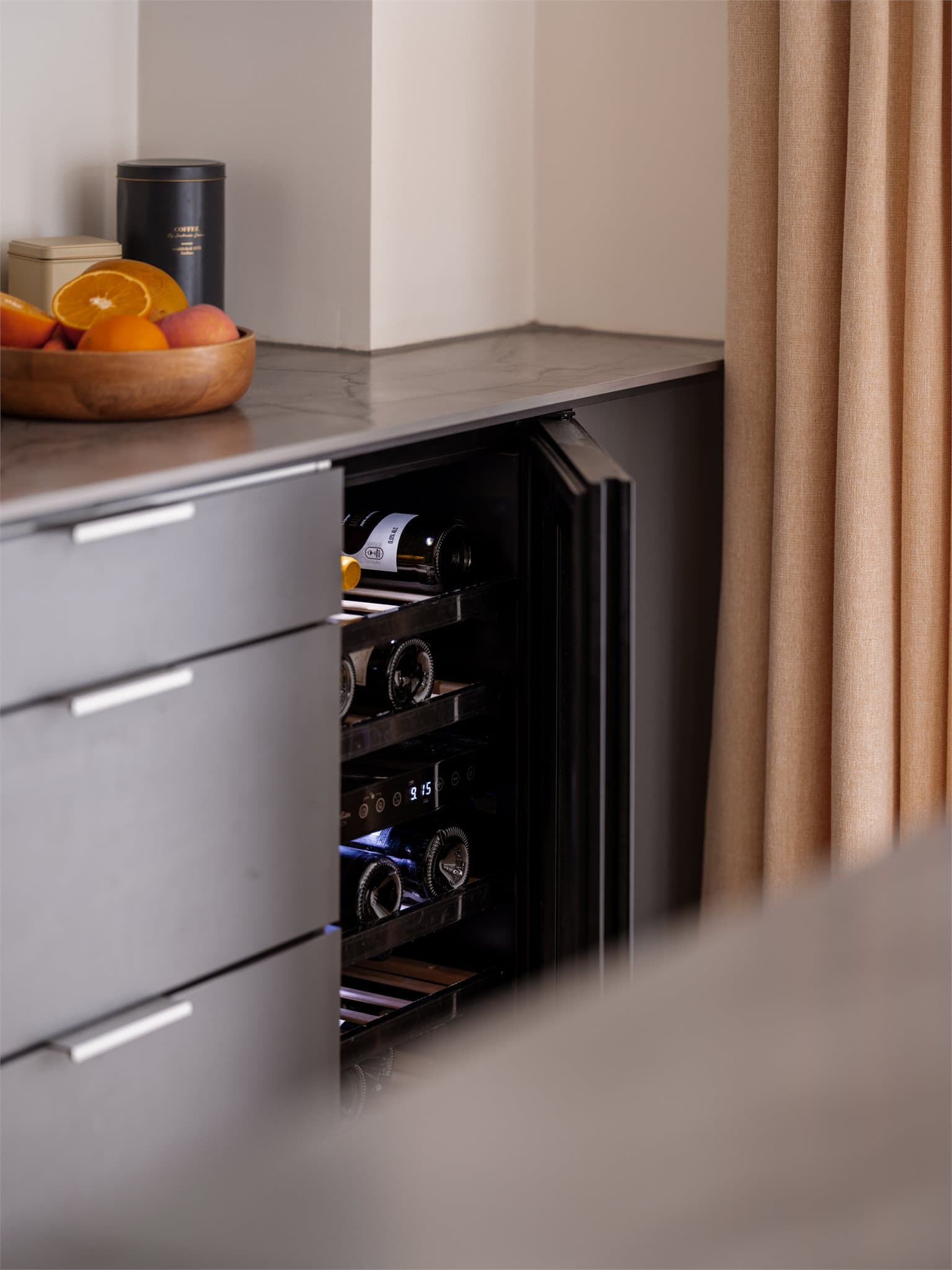 Kjøkkenet har blant annet integrert vinskap.