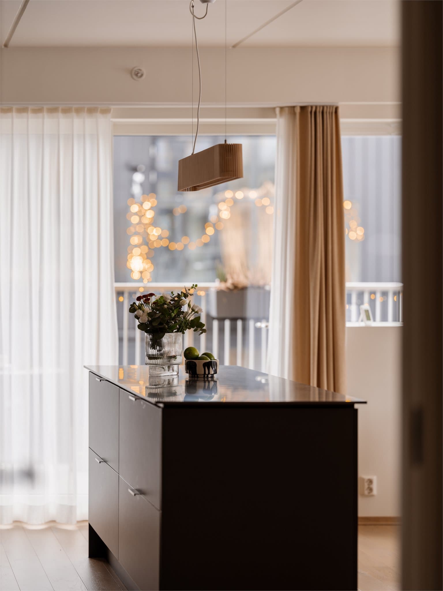 Flott kjøkkenøy som bidrar til ekstra god lagringsplass.