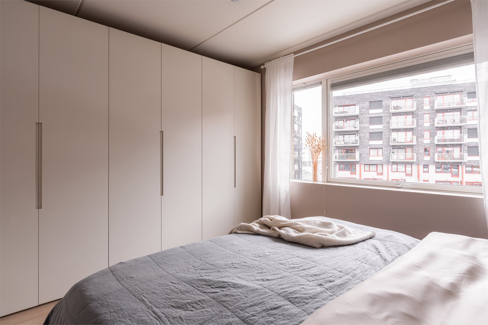 Gode muligheter for oppbevaring i dype, romslige garderobeskap.