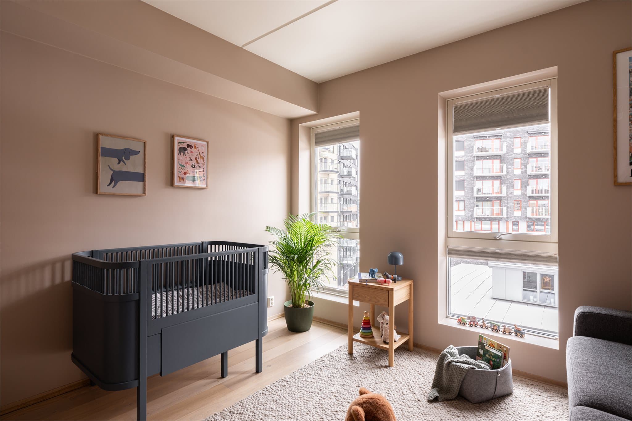 Lekkert barnerom for minstemann! Rikelig med naturlig lys og fine fargevalg gjør dette til et herlig barnerom eller gjesterom.