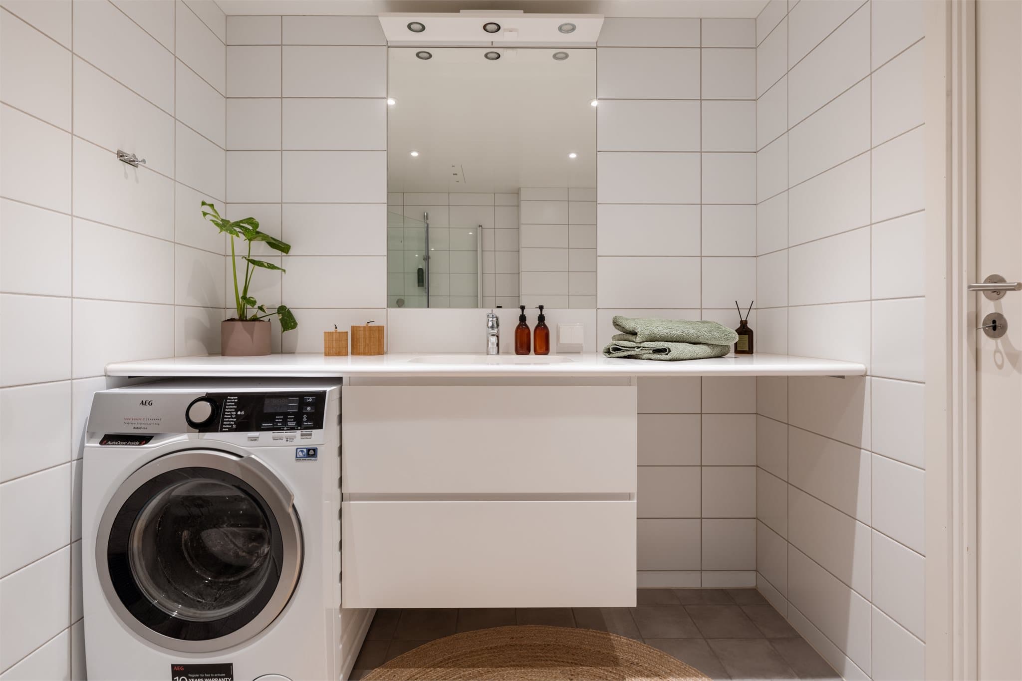 Under benkeplaten er det plass til både vaskemaskin og tørketrommel.