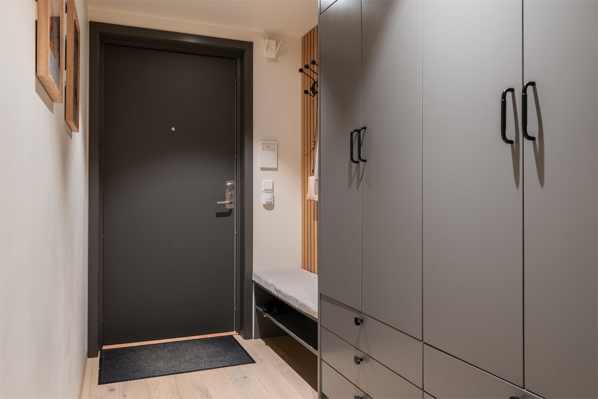 Innbydende entré med spesialtilpasset garderobeløsning.