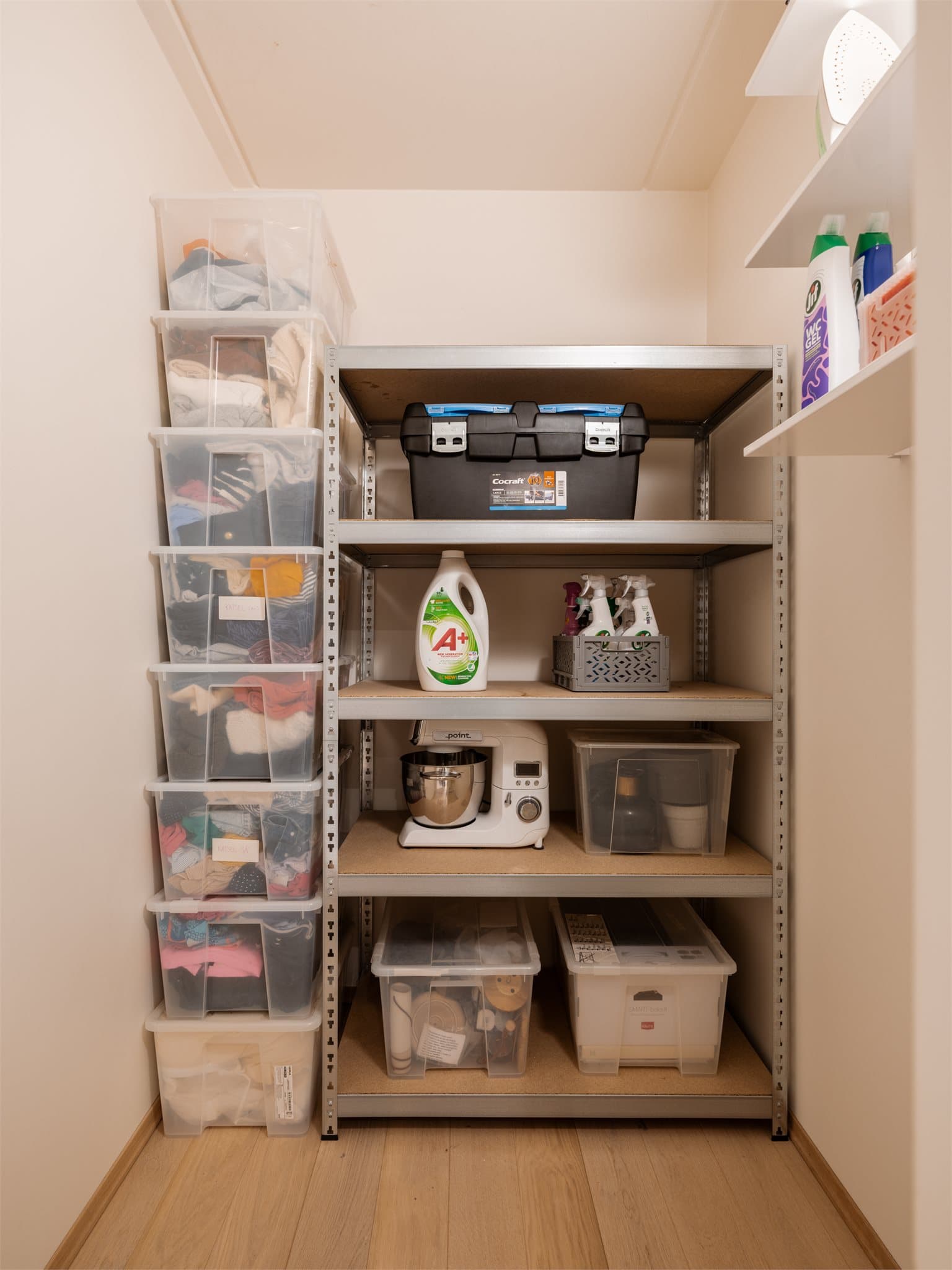 Boden er perfekt for å stue vekk støvsugeren, langkosten og alt du ellers ønsker gjemt, men innen rekkevidde.