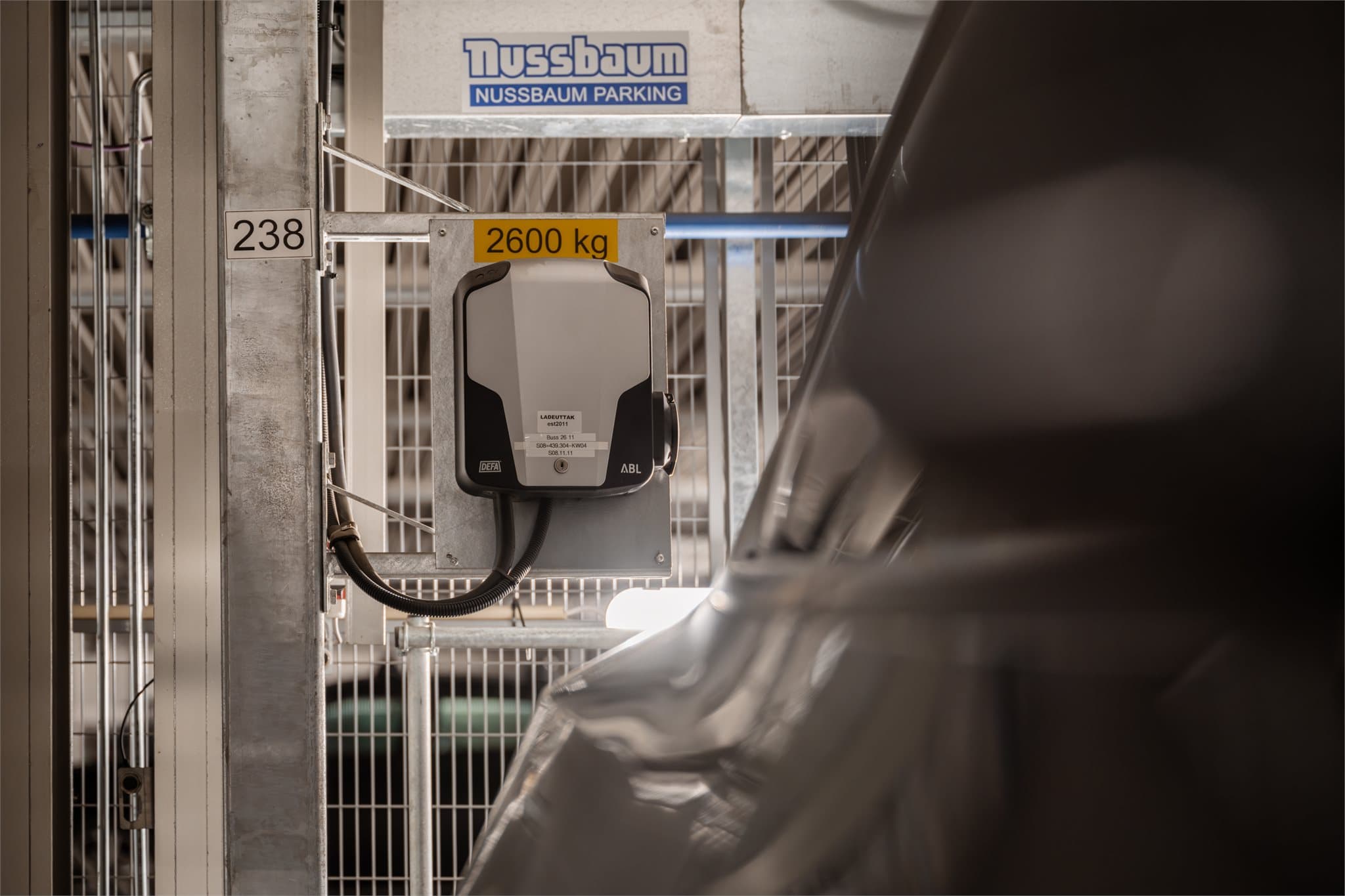 Det er elbil-lader på plassen.