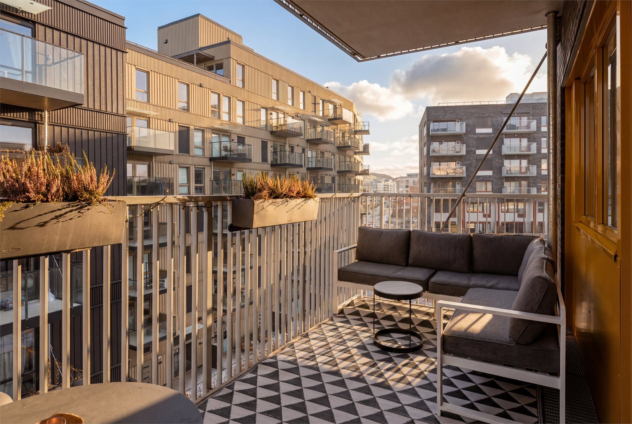 På sommerstid blir balkongen en naturlig forlengelse av stuen.