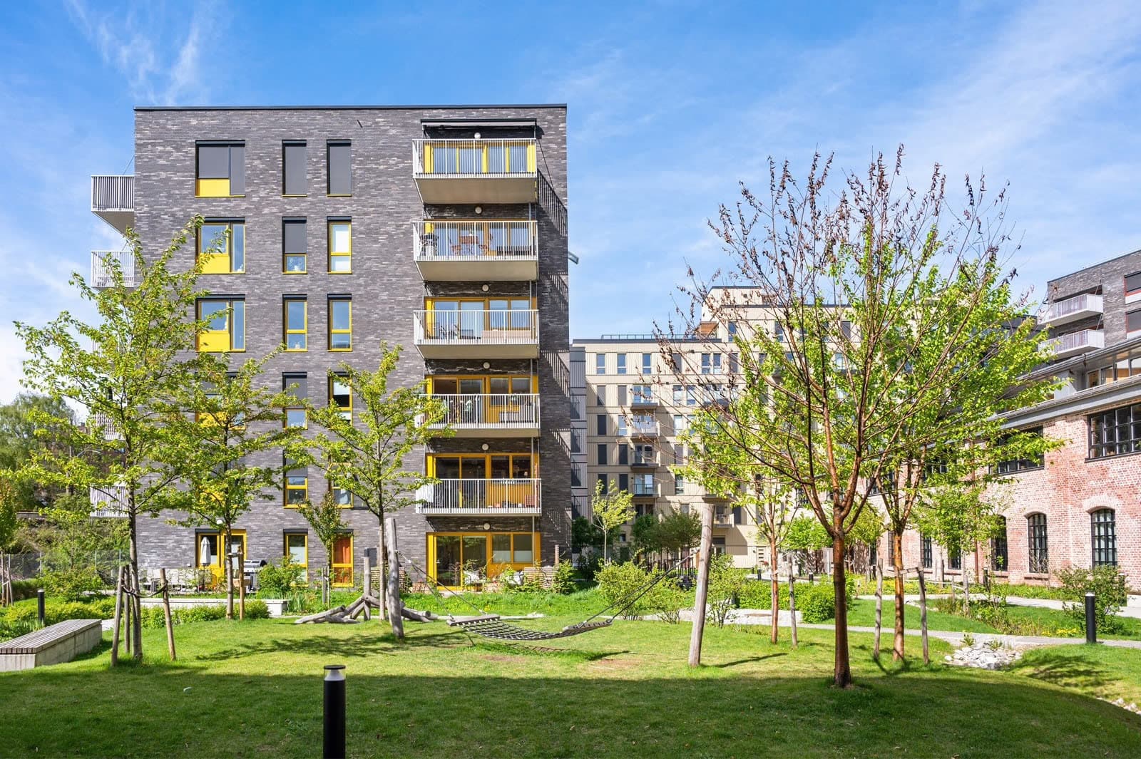 Boligen ligger i et skjermet, men samtidig urbant boområde med gangavstand til T-bane og alt man trenger i en hektisk hverdag
