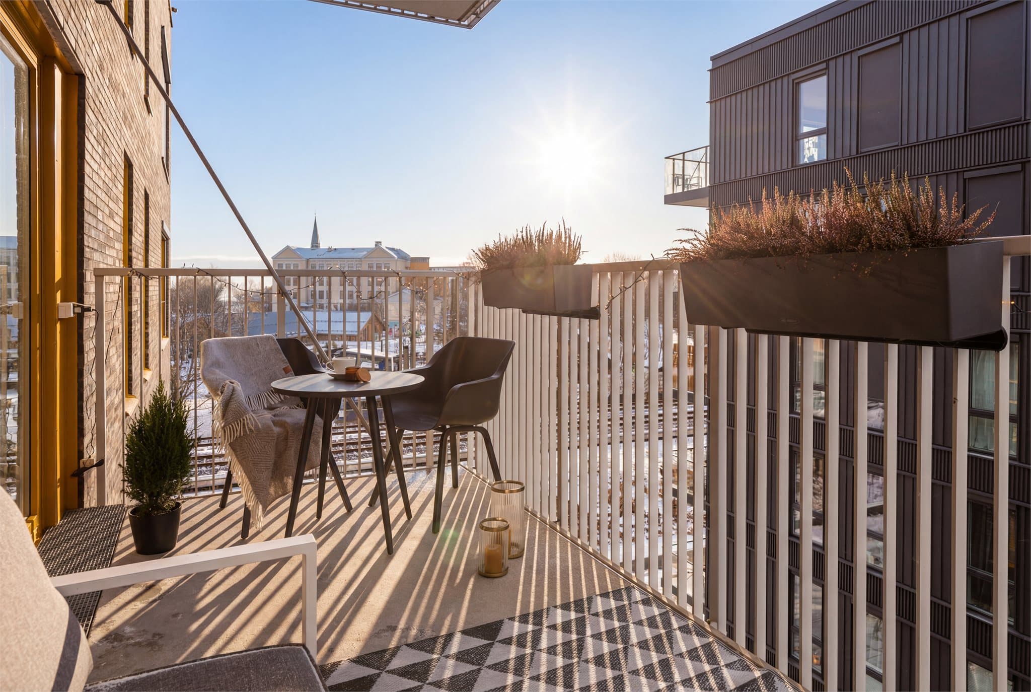 Her får dere god plass til både utelounge, spiseplass og grønne planter.