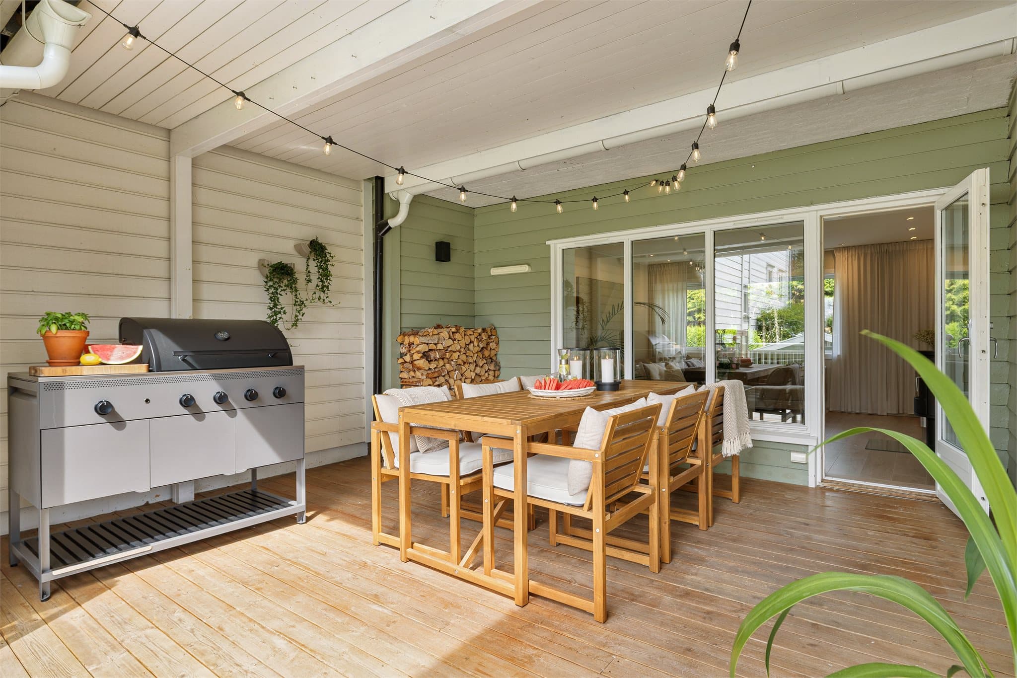 Fra stuen har du utgang til en romslig terrasse med et areal på rundt 33 kvm.