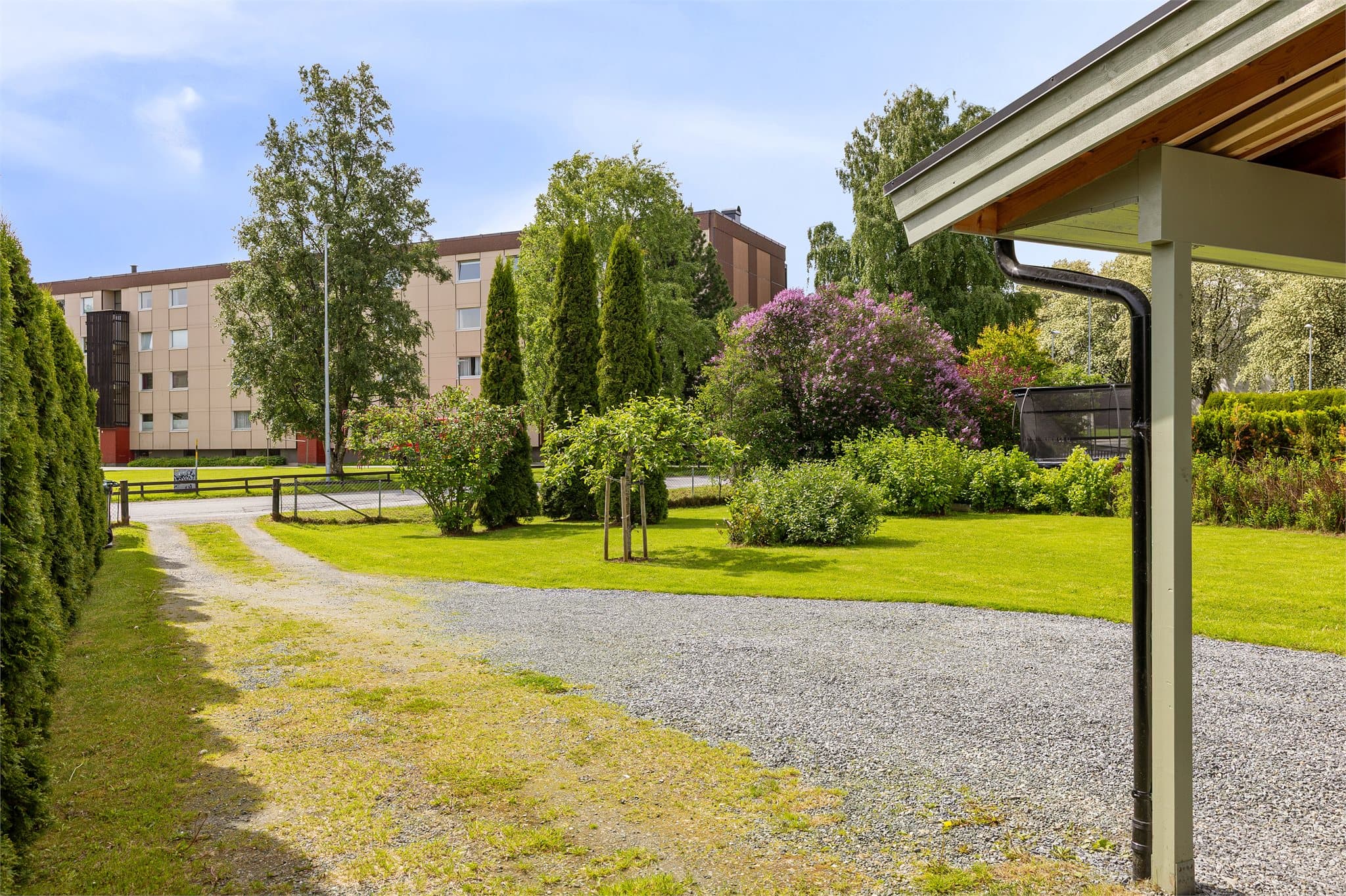 Felles parkering med god plass til flere biler. Oppkjørsel/gårdsplass er gruset opp på nytt etter foto.