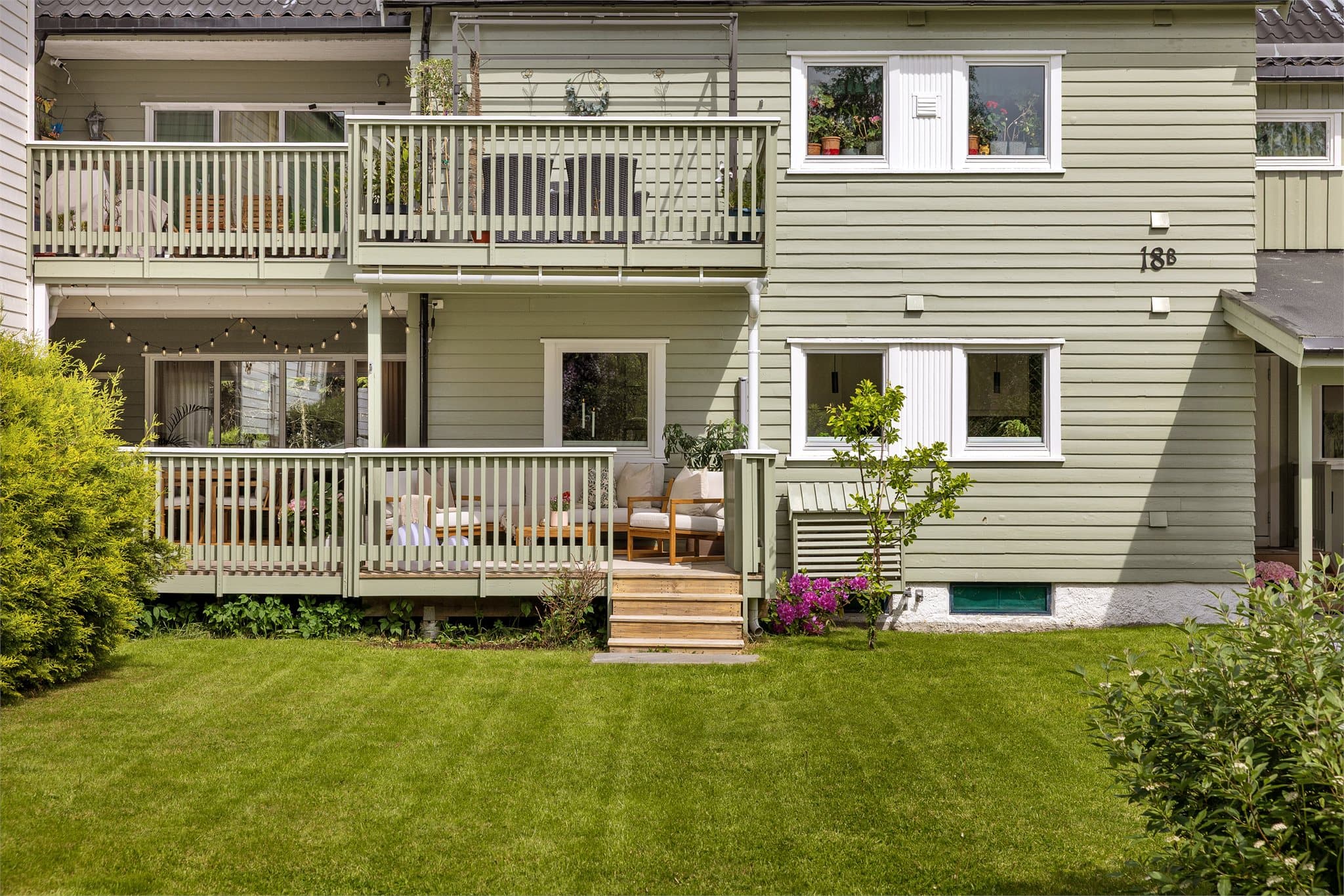 Boligen har en stor og frodig felles hage foran huset med plass til både store og små.