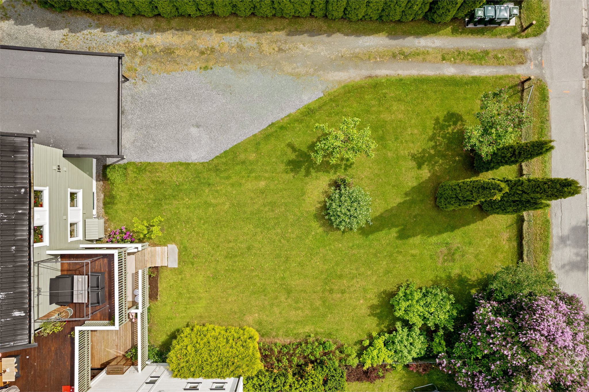Boligen har felles kjeller og felles vaskerom, samt to boder i kjelleren som disponeres av denne seksjonen.