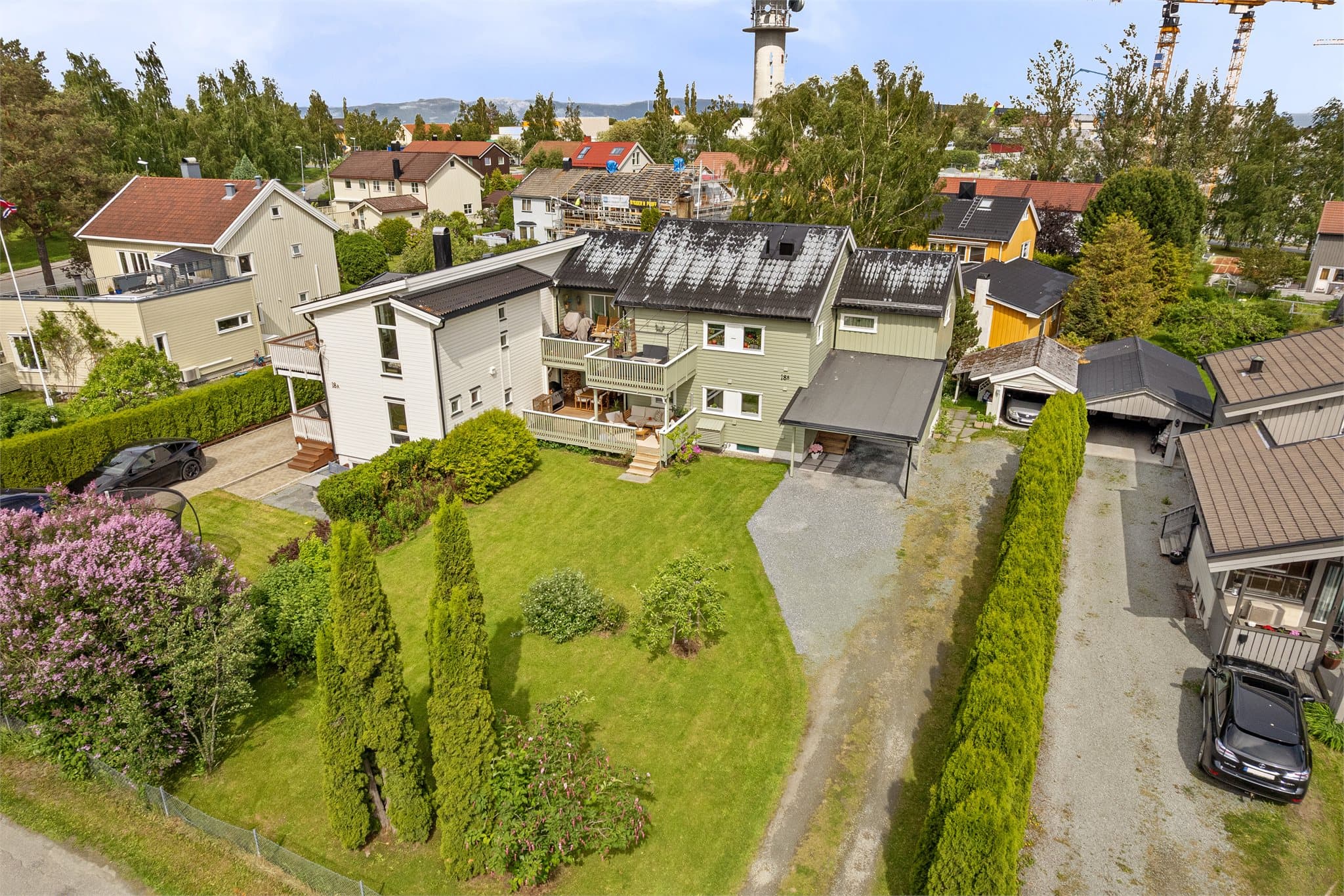 Nabolaget er rolig og består hovedsakelig av småbarnsfamilier og eldre par. Det er også nylig etablert en park like i nærheten.