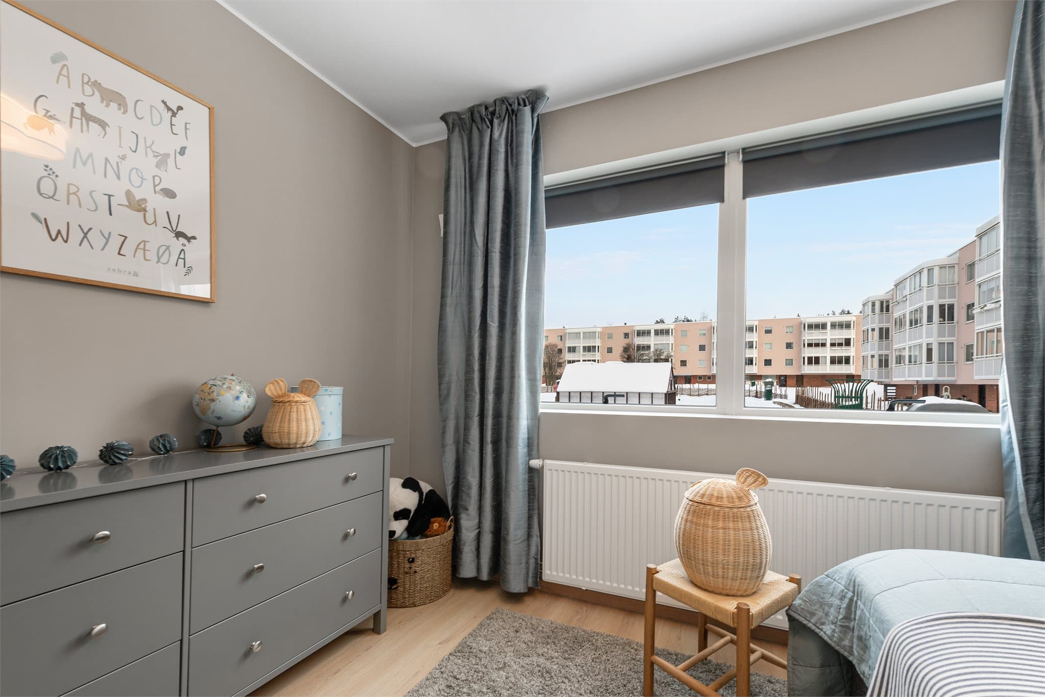 Soverom II med hyggelig utsyn mot bakgård og fellesområde