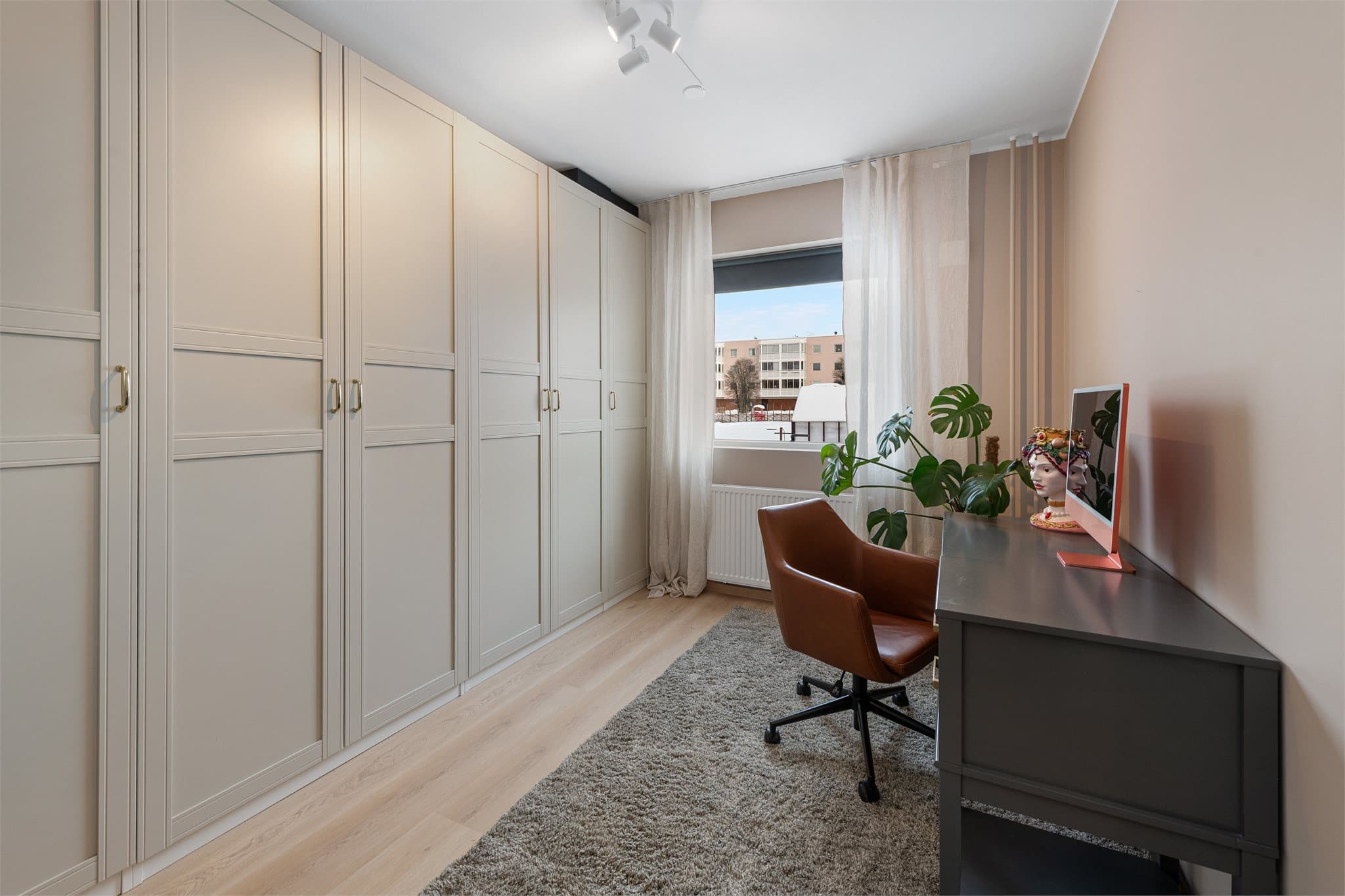 Påkostet og stor garderobeinnredning på soverom III