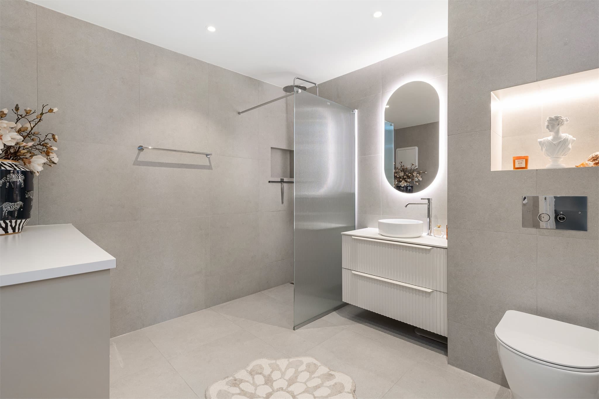 Delikat baderom som i likhet med resten av leiligheten ble pusset opp i 2025 med store lekre fliser og moderne baderomsinnredning