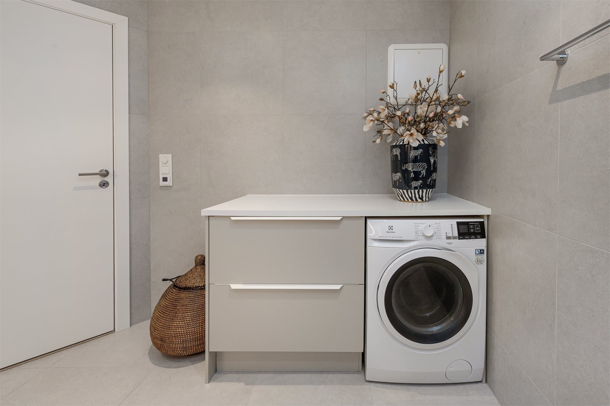 Praktisk vaskeromsinnredning i samme stil som kjøkkenet