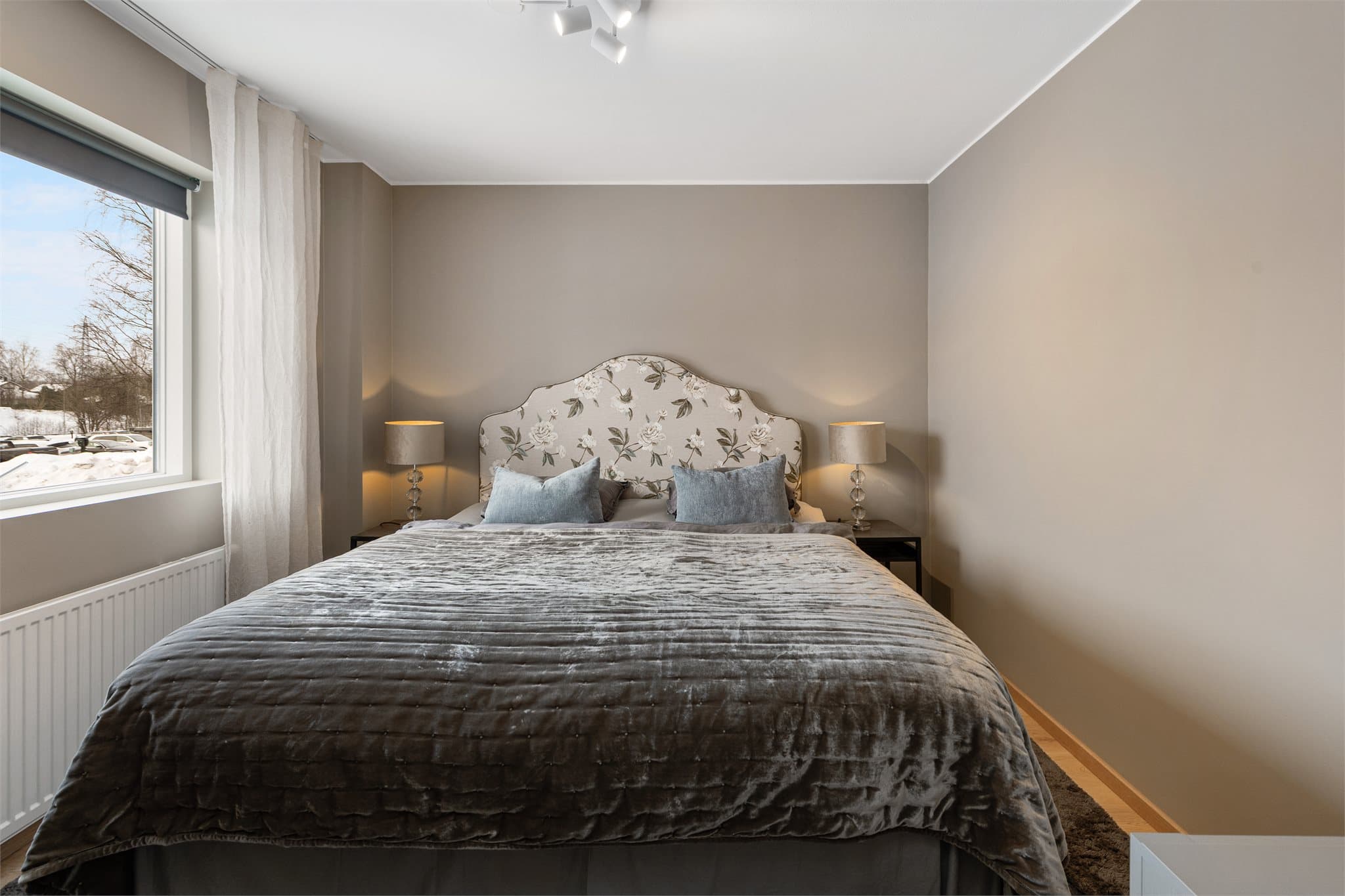 Hovedsoverom med god plass til dobbeltseng