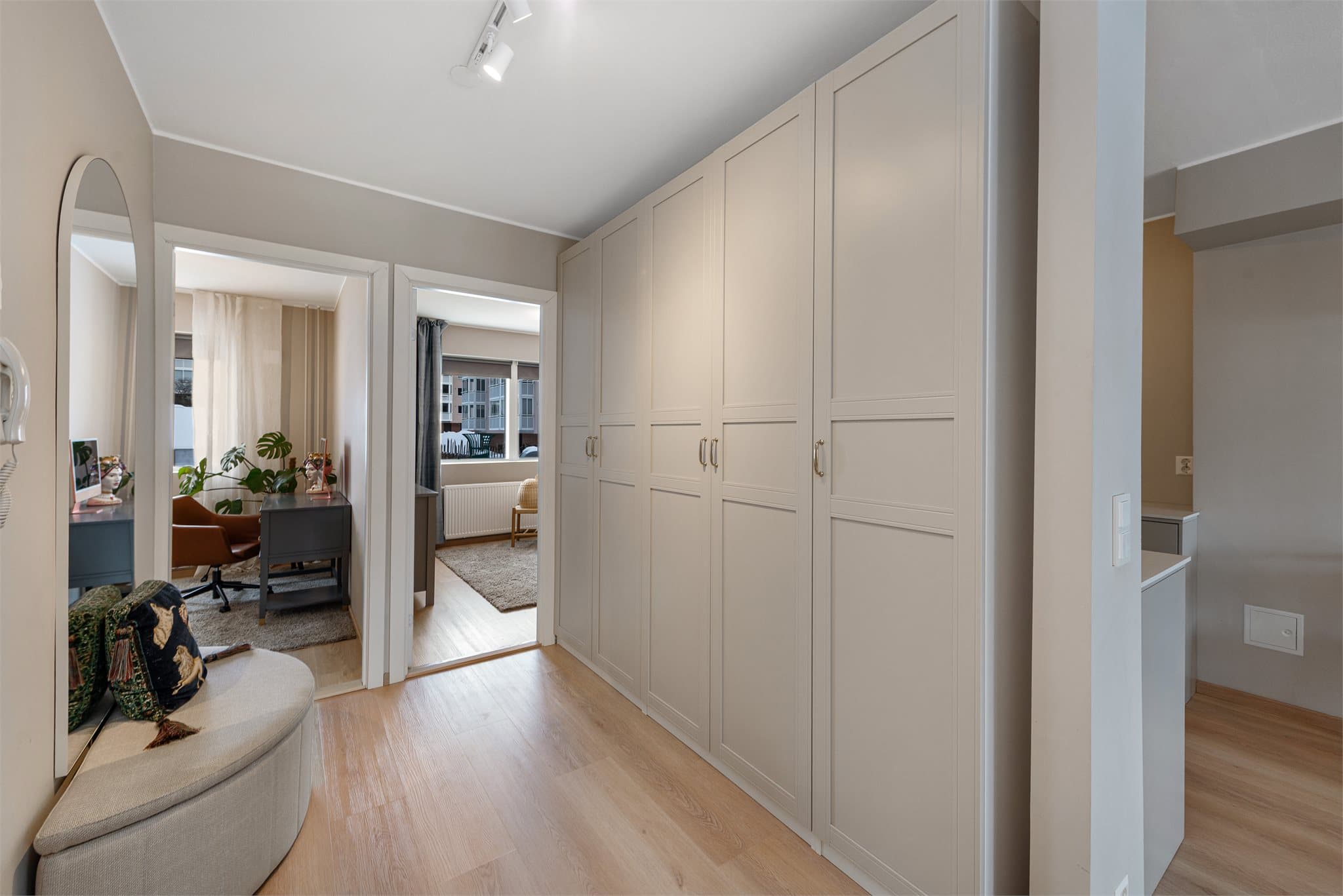 Velkommen inn! Romslig entré/gang med stor og påkostet garderobeinnredning som følger stilen til resten av leiligheten