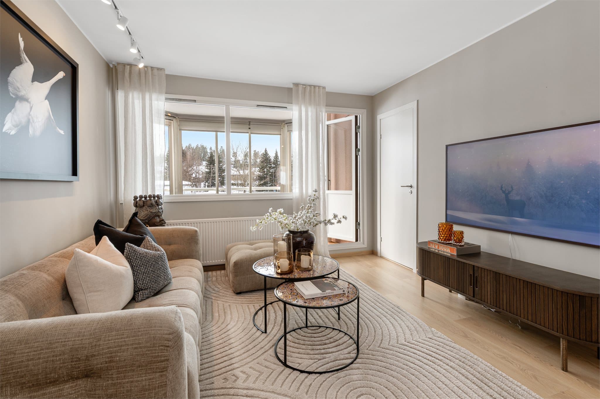 Stue med utgang til innglasset balkong