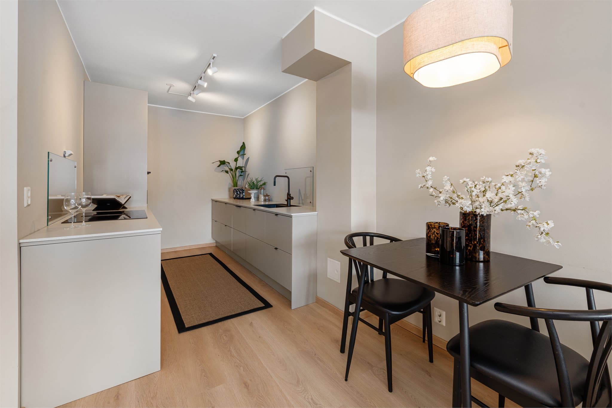 Kjøkken med plass til spisebord i forkant