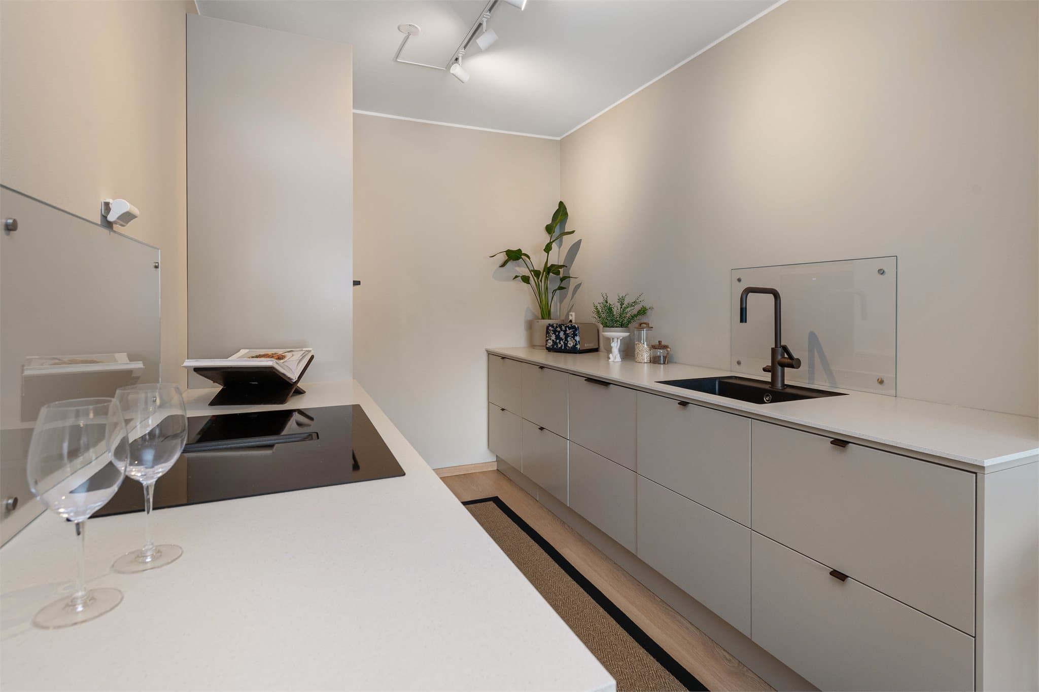 Flott og moderne Epoq kjøkken med nyere integrerte hvitevarer