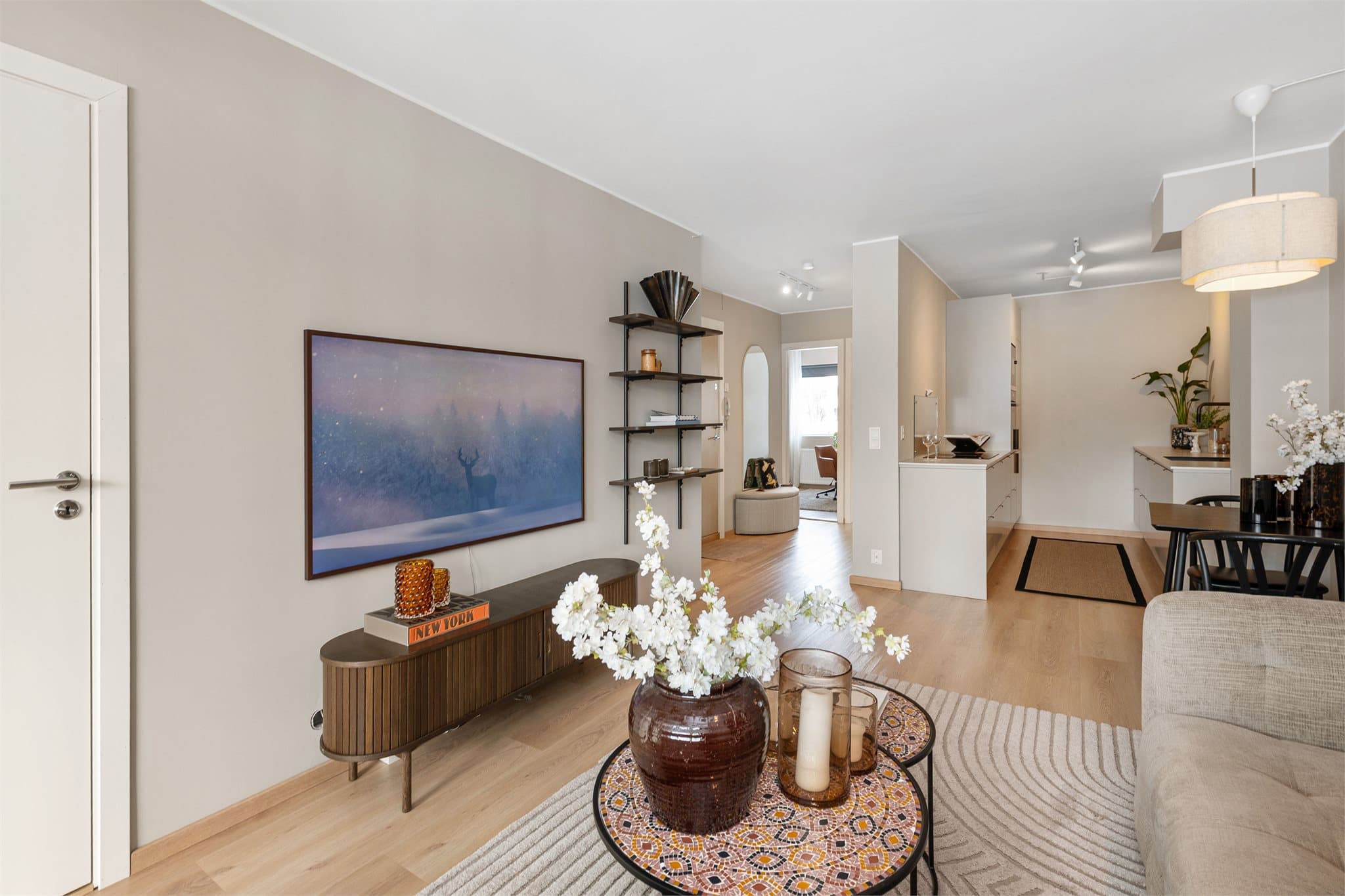 Leiligheten ble totalrenovert i begynnelsen av 2025 med nytt bad, kjøkken, gulv, overflater og elektrisk anlegg