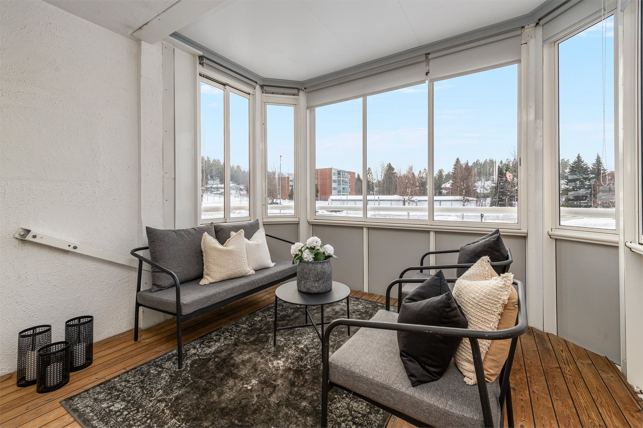 Fra stuen er det utgang til en innglasset og hyggelig balkong med fritt utsyn