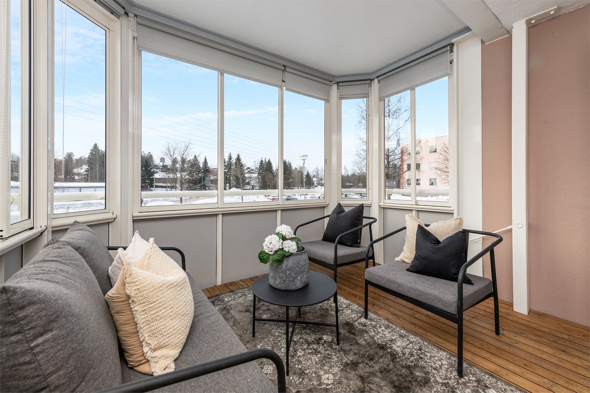 Innglasset balkong som gir en fin forlengelse av stuen