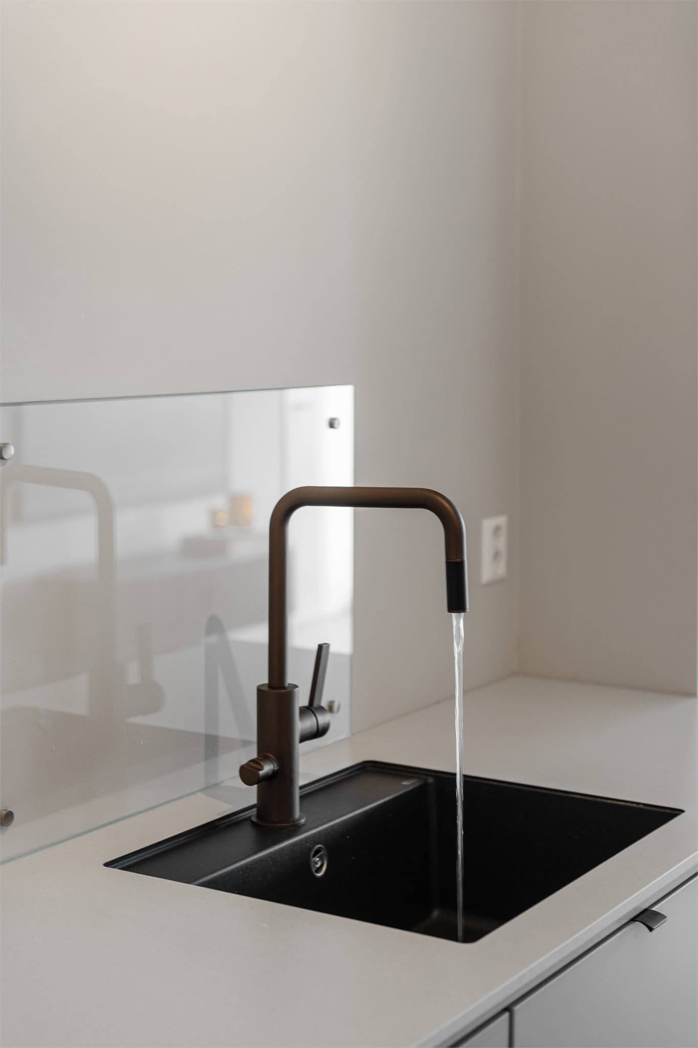 Påkostede detaljer som Tapwell blandebatteri og underlimt kum