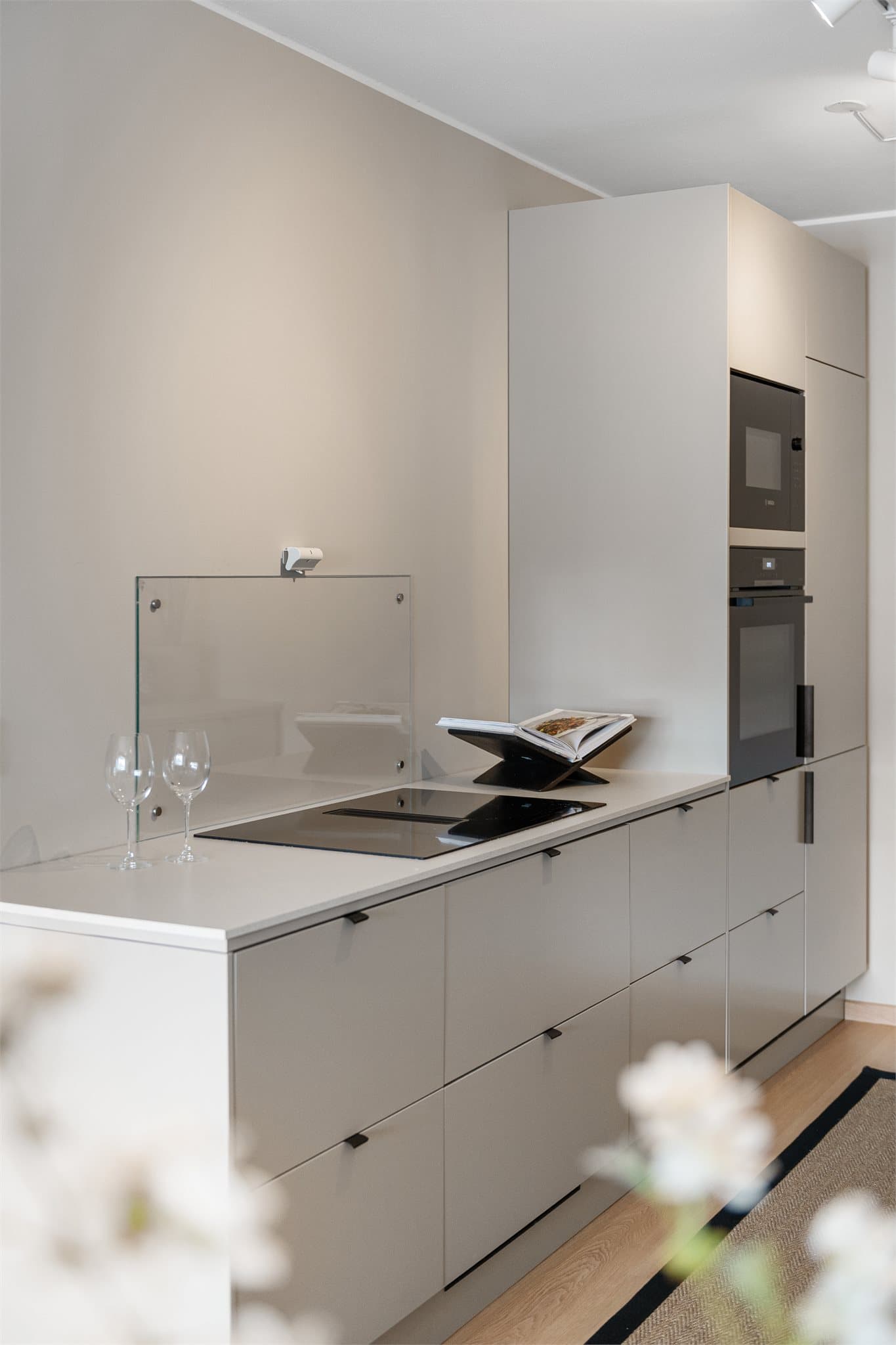 Kjøkken med mye skapplass og mange skuffer