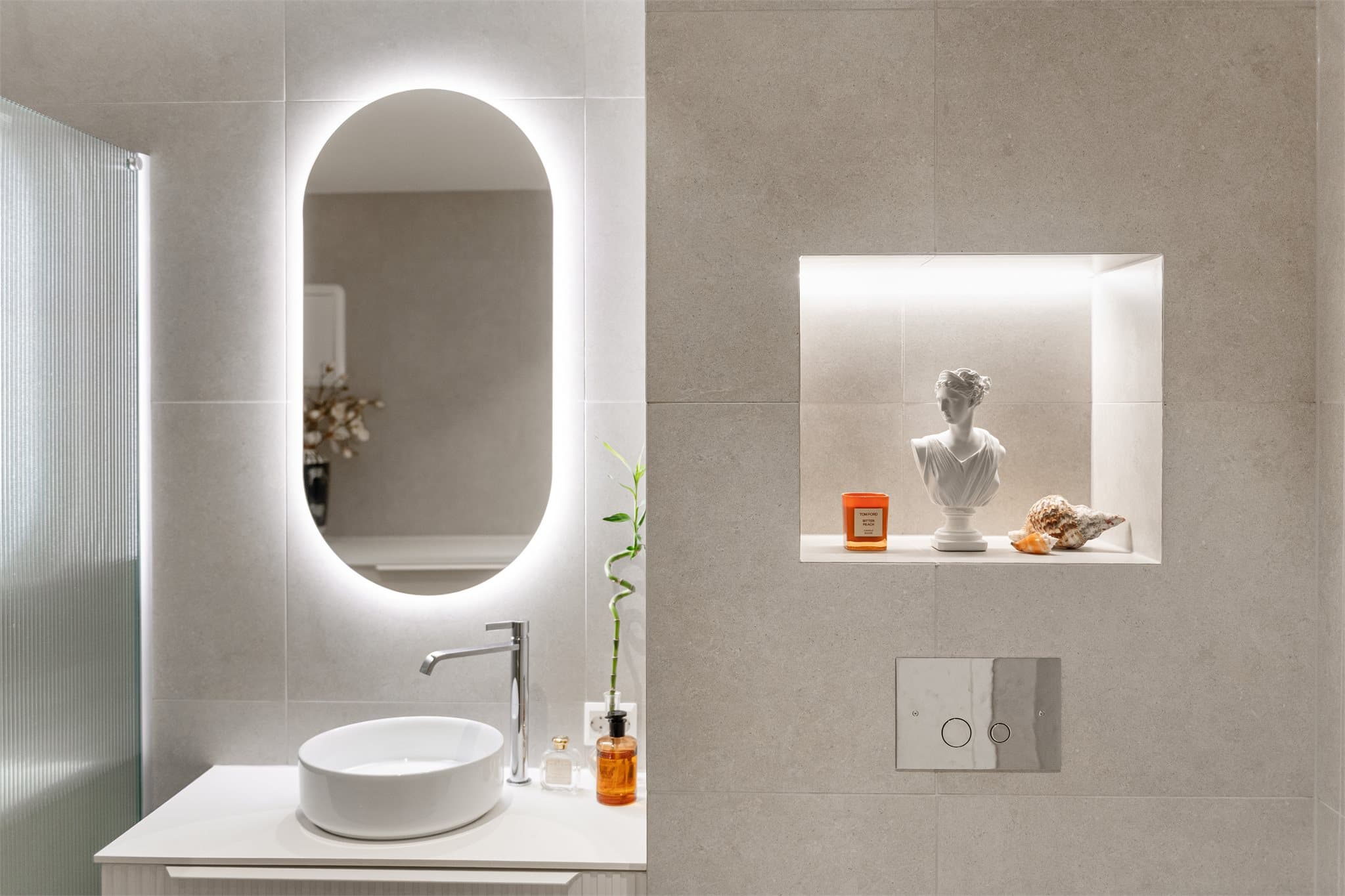 Flotte detaljer som innfelt hylle med lys, speil med lys og kran fra Tapwell