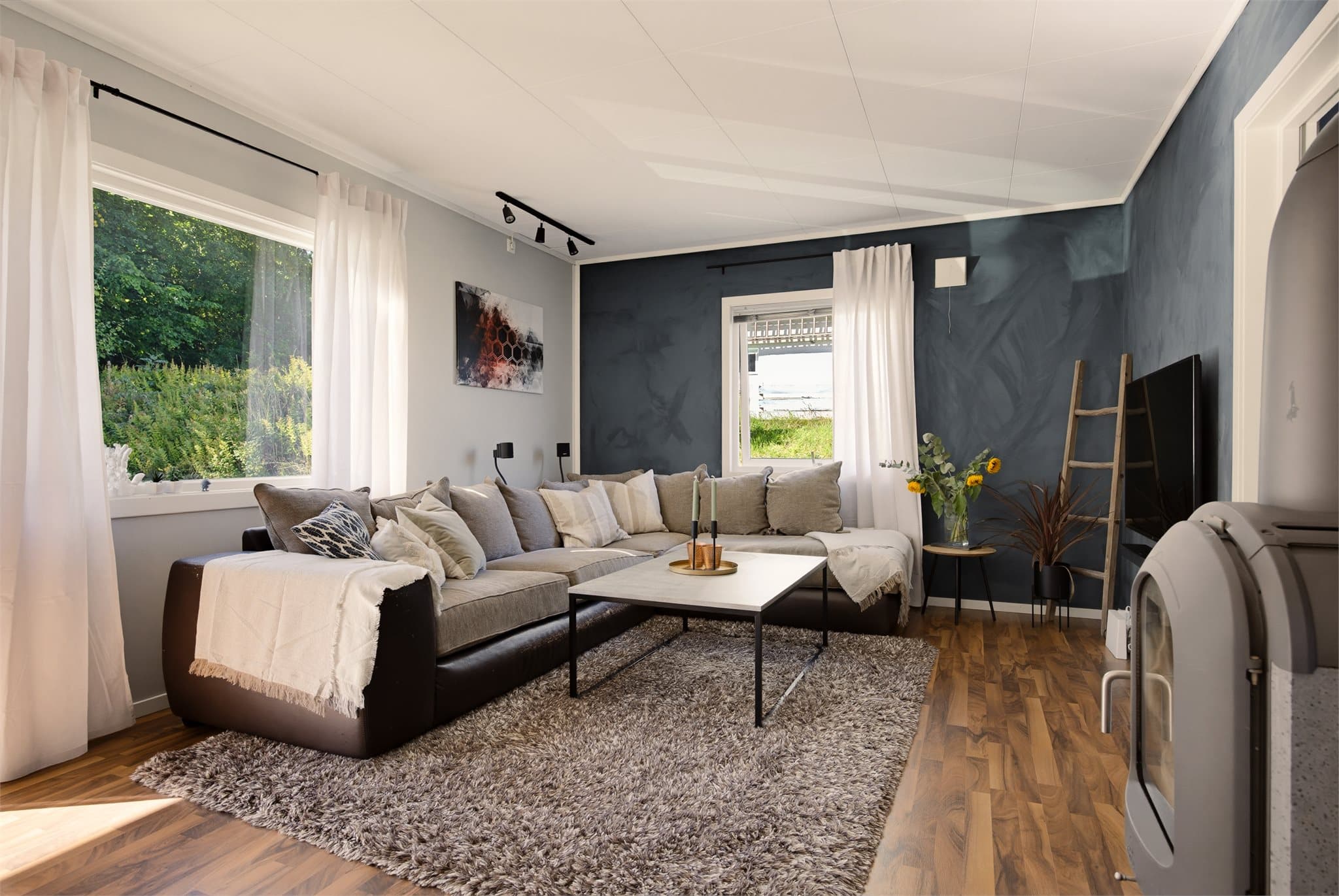 Stuens planløsning gjør det enkel å innrede med tv-stue i ene sonen og spisestue med tilknyttning til kjøkkenet.