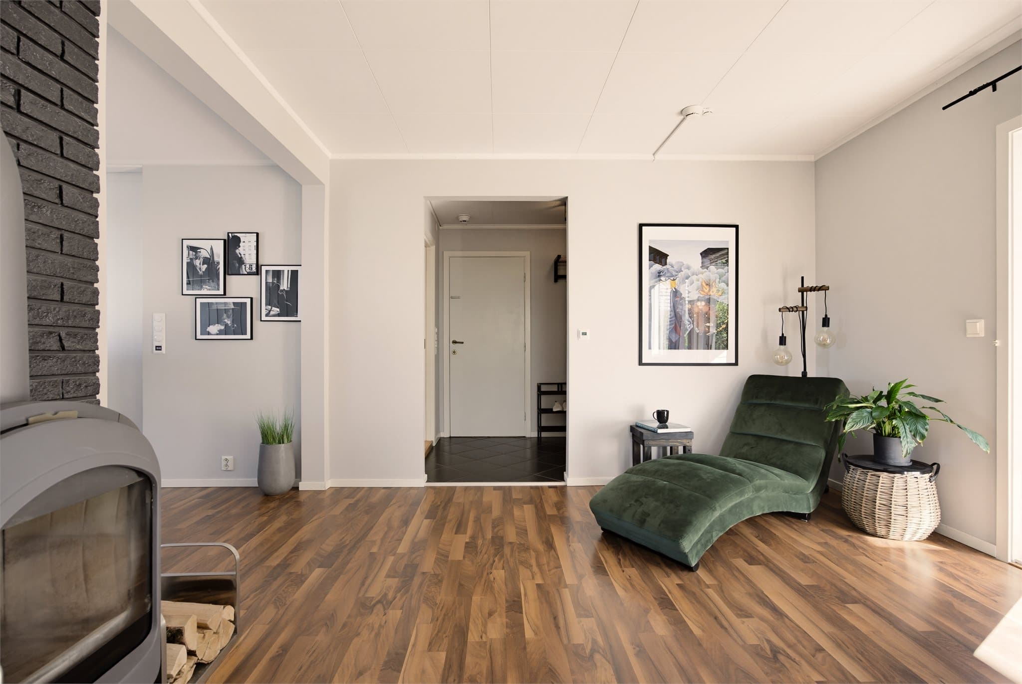 I motsatt ende av stuen er det god plass til en lesekrok/kontorplass eller annet du måtte ønske.