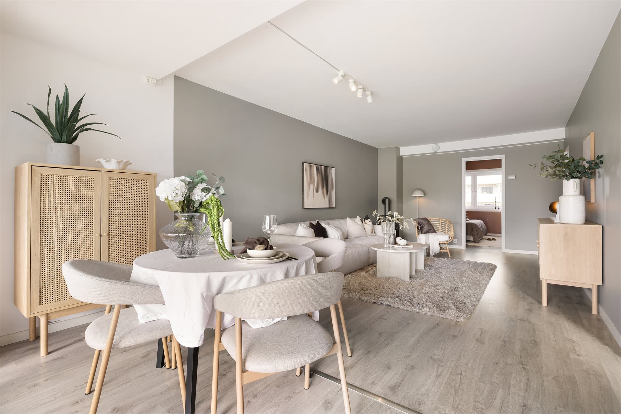 Gode møbleringsmuligheter med plass til både sofagruppe og spisegruppe.