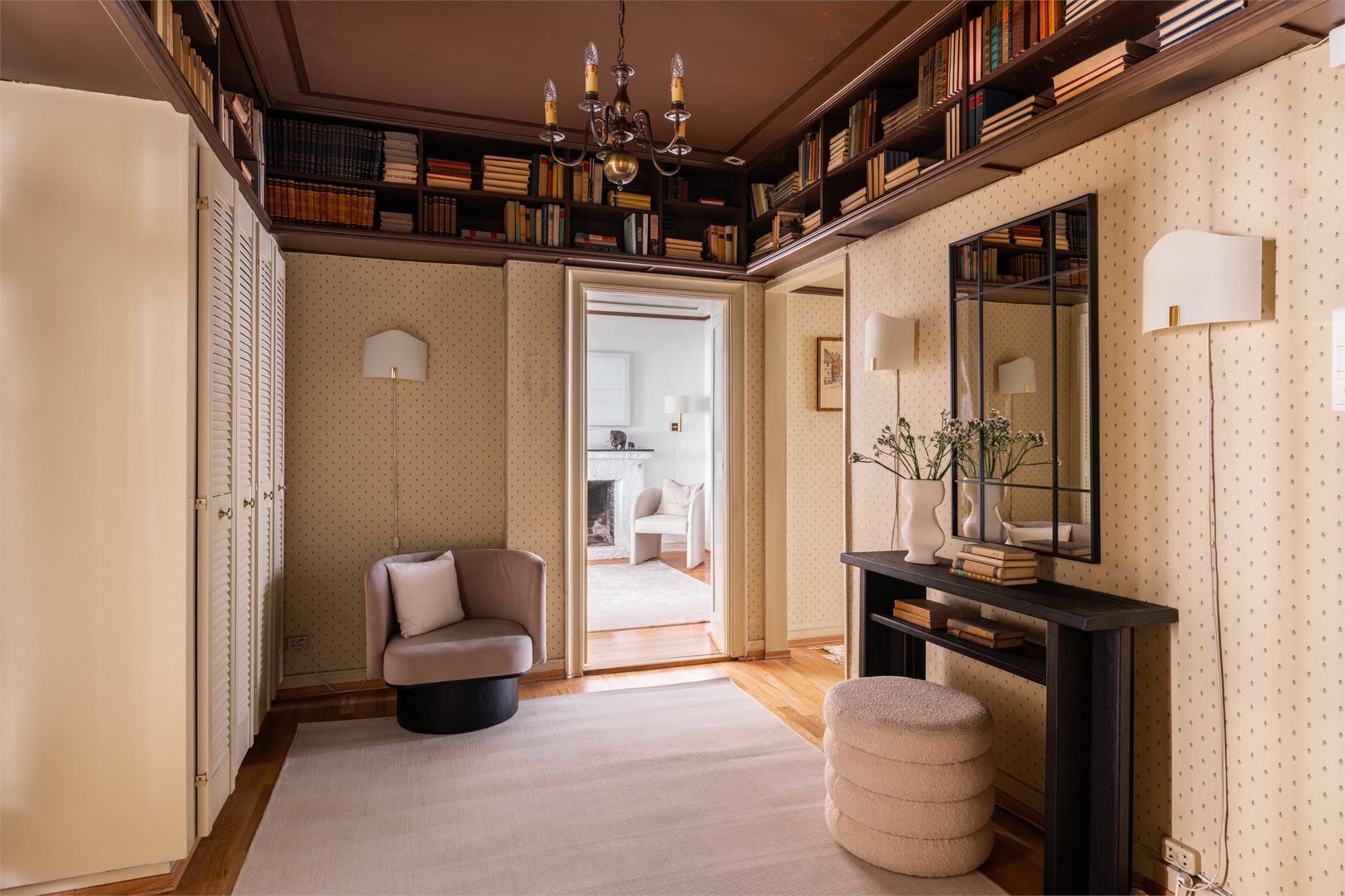 Romslig entre med god plass til oppbevaring i integrerte garderobeskap.