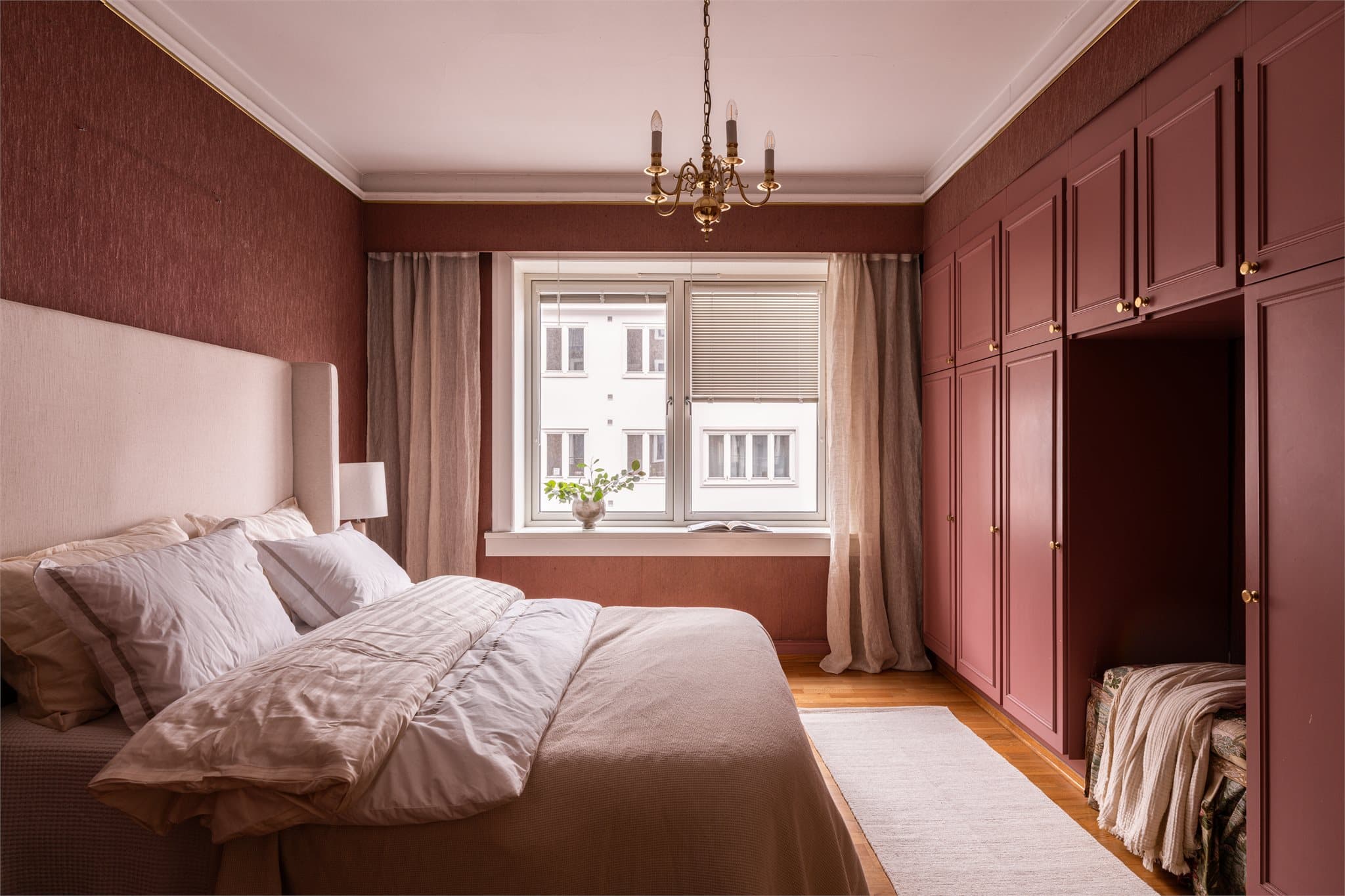 Romslig hovedsoverom med plass til dobbeltseng og tilhørende møblement.