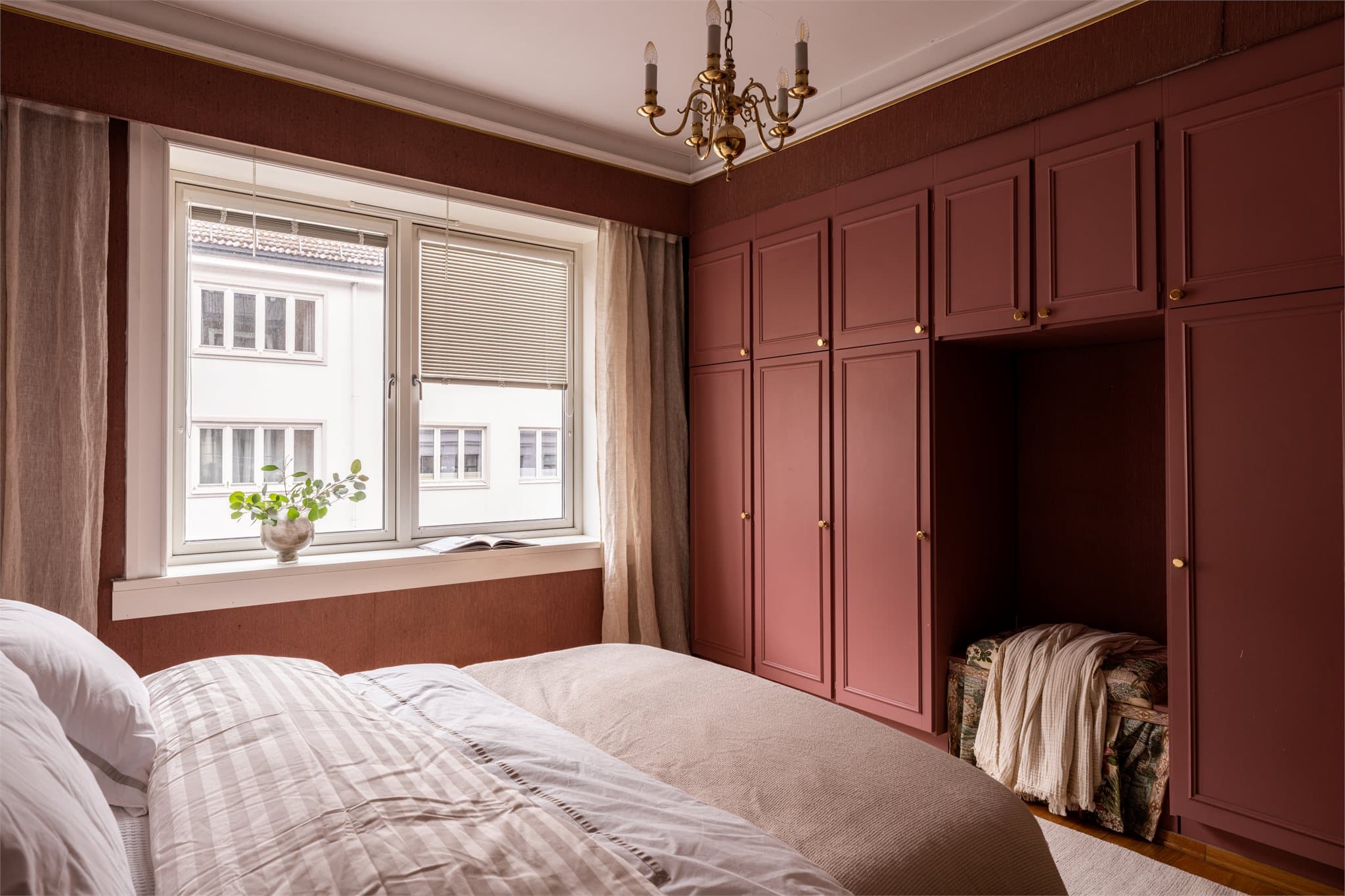 Hovedsoverommet har god oppbevaringsplass i integrerte garderobeskap.