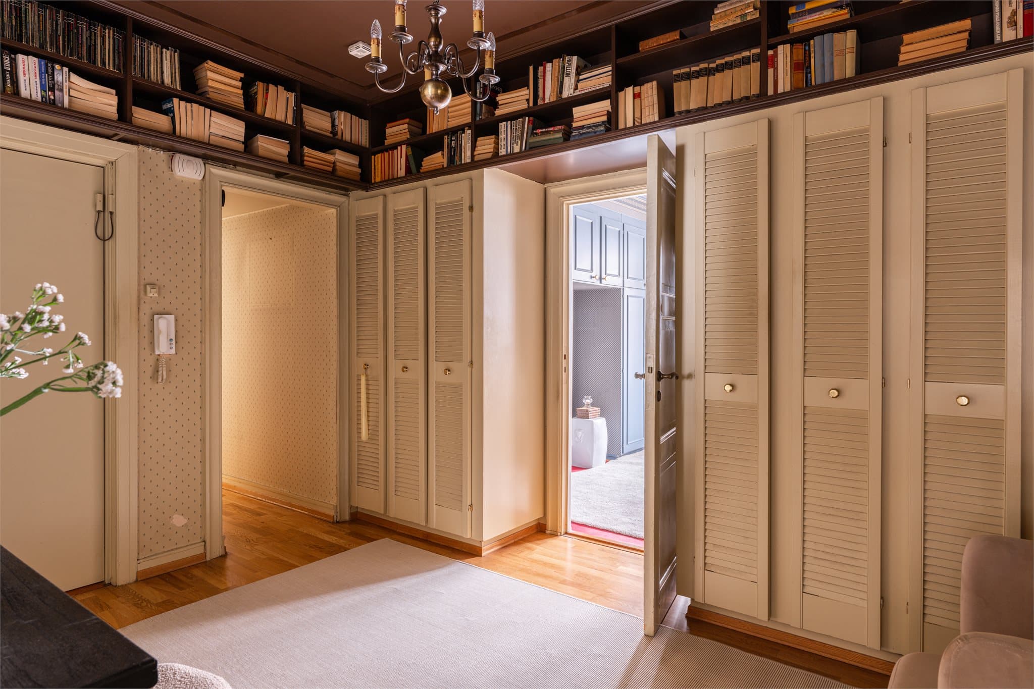 Entréen binder boligen sammen og gir videre adkomst til flere av leilighetens rom.