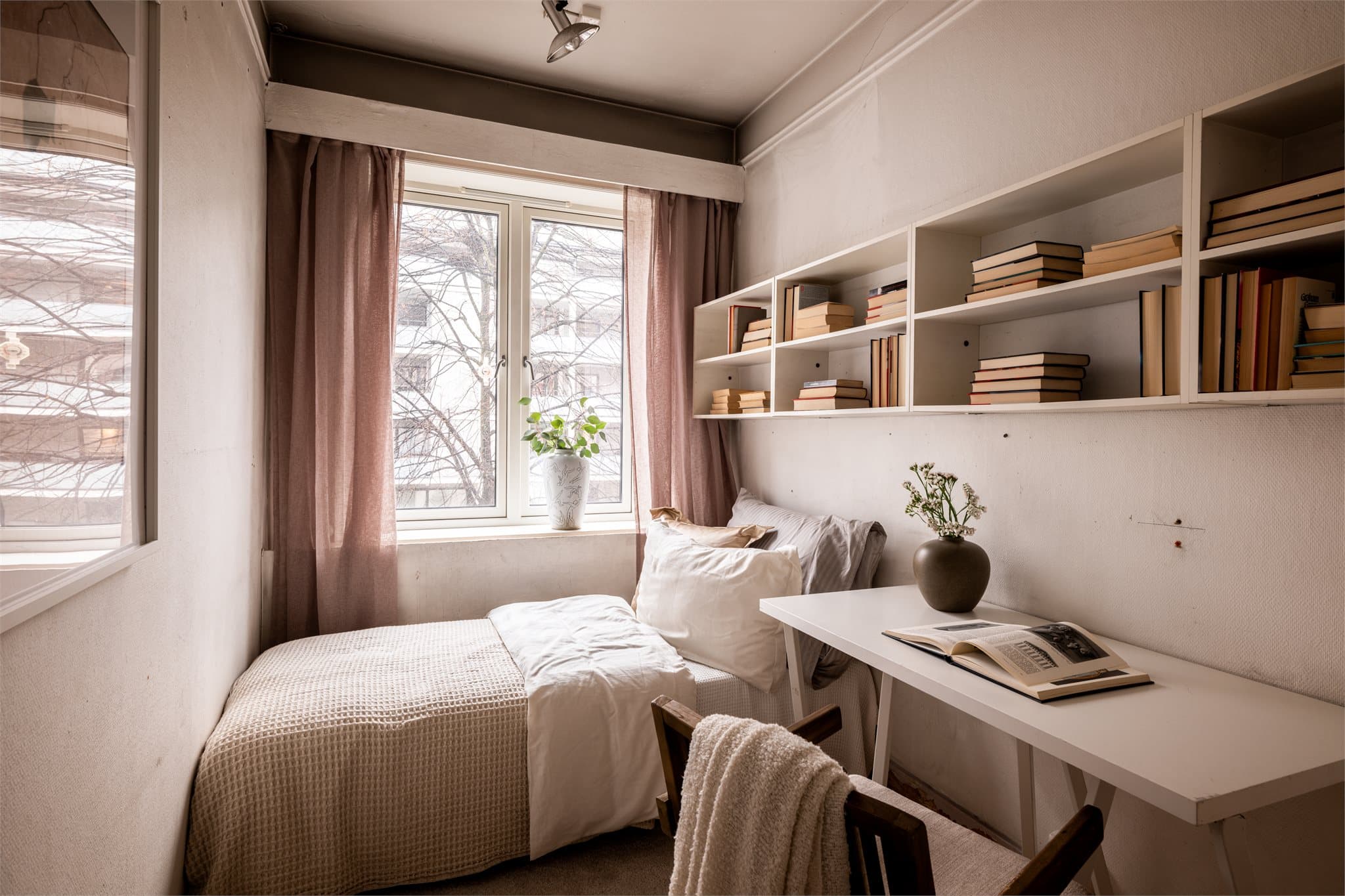 Leiligheten har også et mindre soverom som egner seg godt som barnerom, gjesterom eller hjemmekontor. Rommet vender mot rolig bakgård.