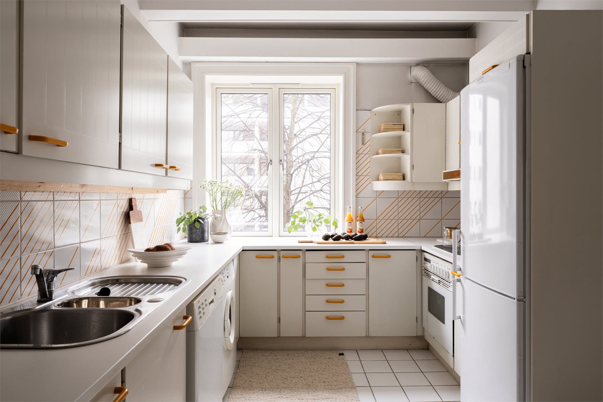 Kjøkkenet er av god størrelse og har vindu vendt mot bakgården som gir godt med naturlig lys.