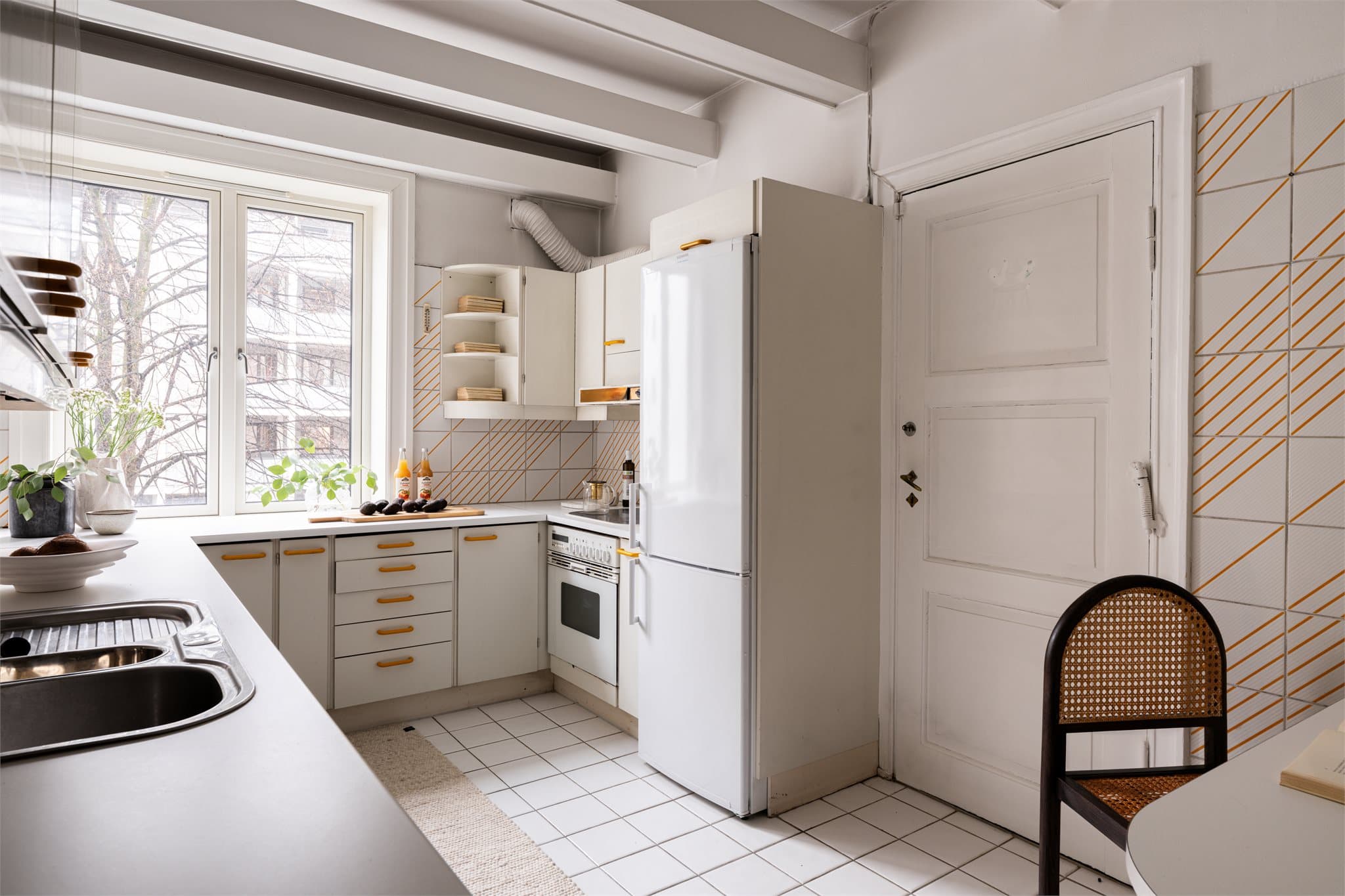 Fra kjøkkenet er det utgang til baktrapp som gir enkel adkomst ned til bakgården.