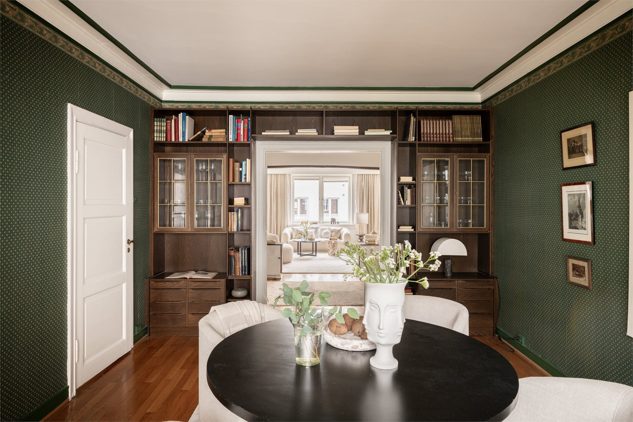 Leiligheten har romslige oppholdsrom med god takhøyde og store vindusflater som gir rikelig med naturlig lys.